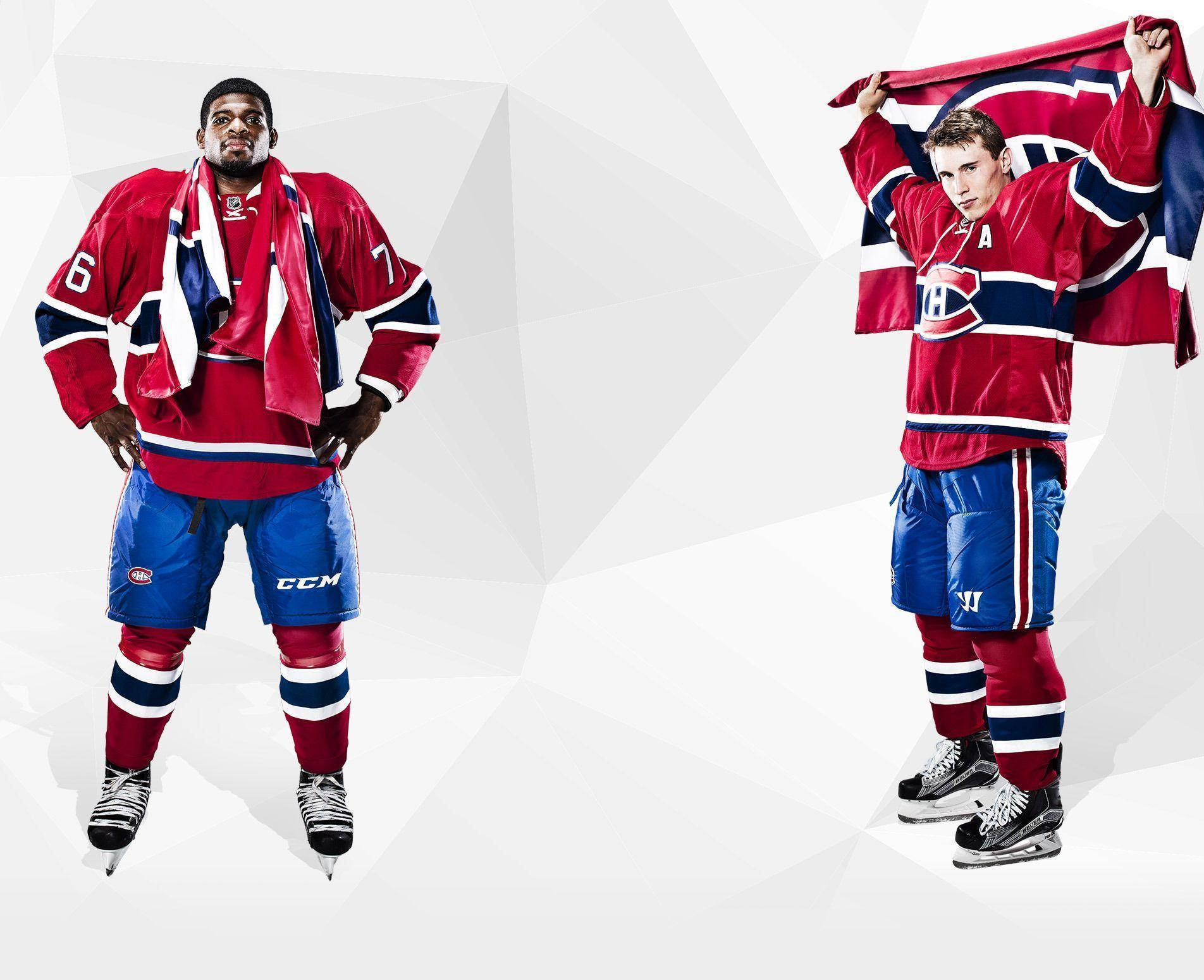 PK Subban 與 馬克斯·帕西奧雷蒂 壁紙 — 兩名身穿蒙特利爾加拿大人隊裝備的曲棍球運動員在幾何白色背景前自信地擺姿勢。