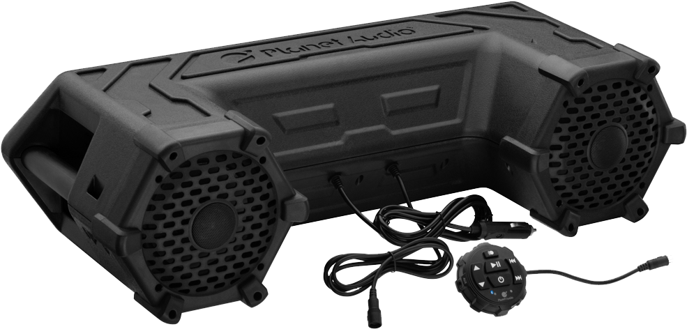 Planet Audio 便攜式揚聲器系統 壁紙 — 一個堅固的黑色Planet Audio便攜式揚聲器，帶有兩個大格柵和一個遙控器，背景簡單。