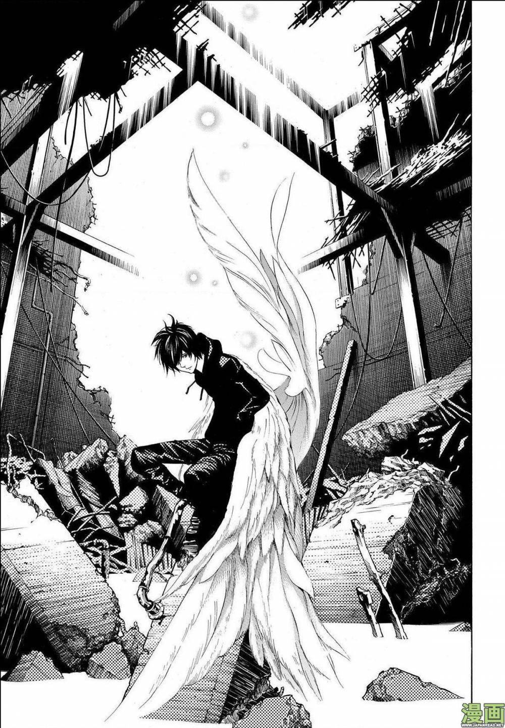 《Platinum End》日本漫畫藝術 壁紙 — 一個黑白漫畫面板顯示一個有翼的人物蹲在廢墟中的城市環境中。