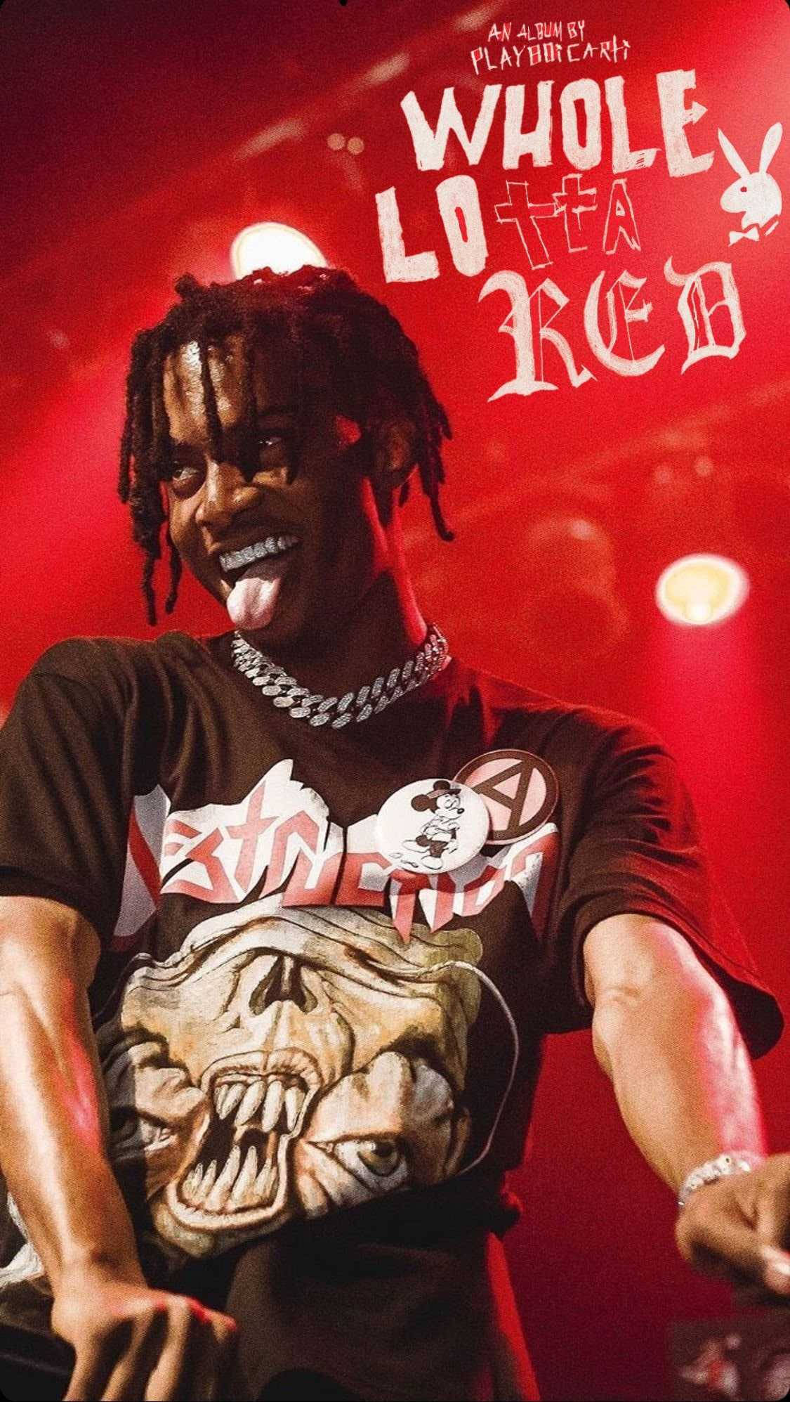 Playboi Carti PFP 舔舌 壁紙 — 一名留著辮子頭的男人在強烈的紅色舞台燈光下伸出舌頭，穿著圖案T恤。