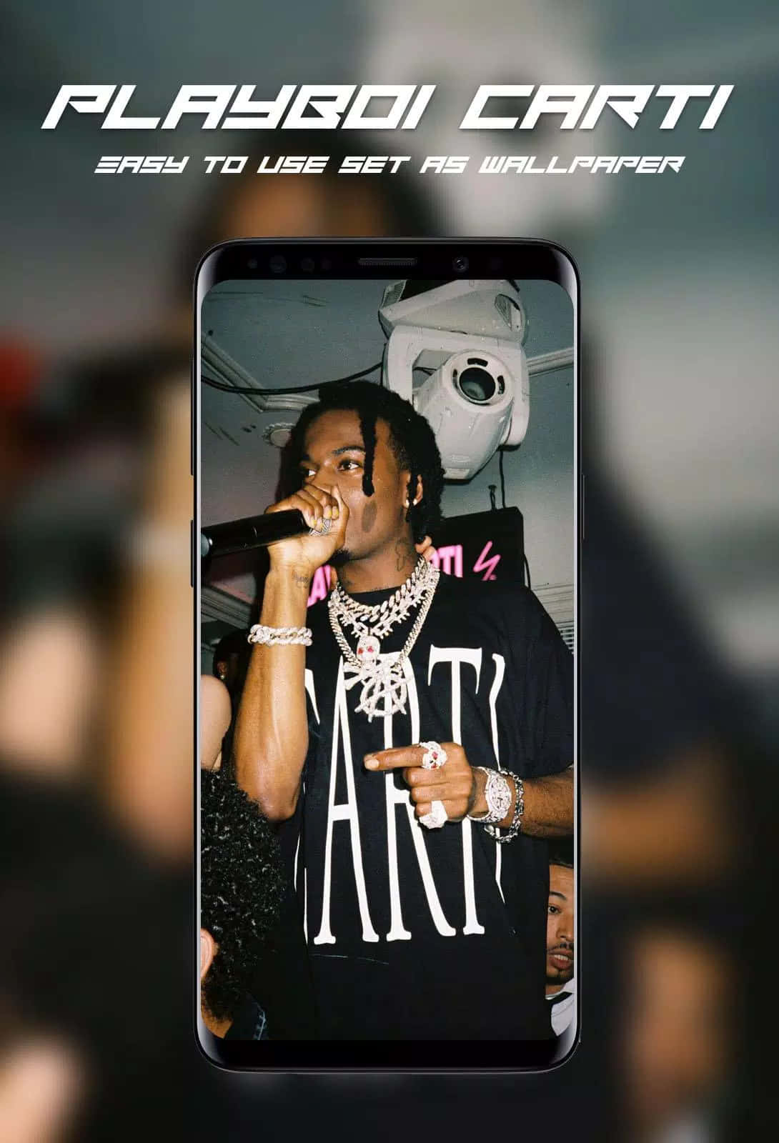 Playboi Carti 喺智能手機屏幕上戴住鏈條同黑色衫說唱。