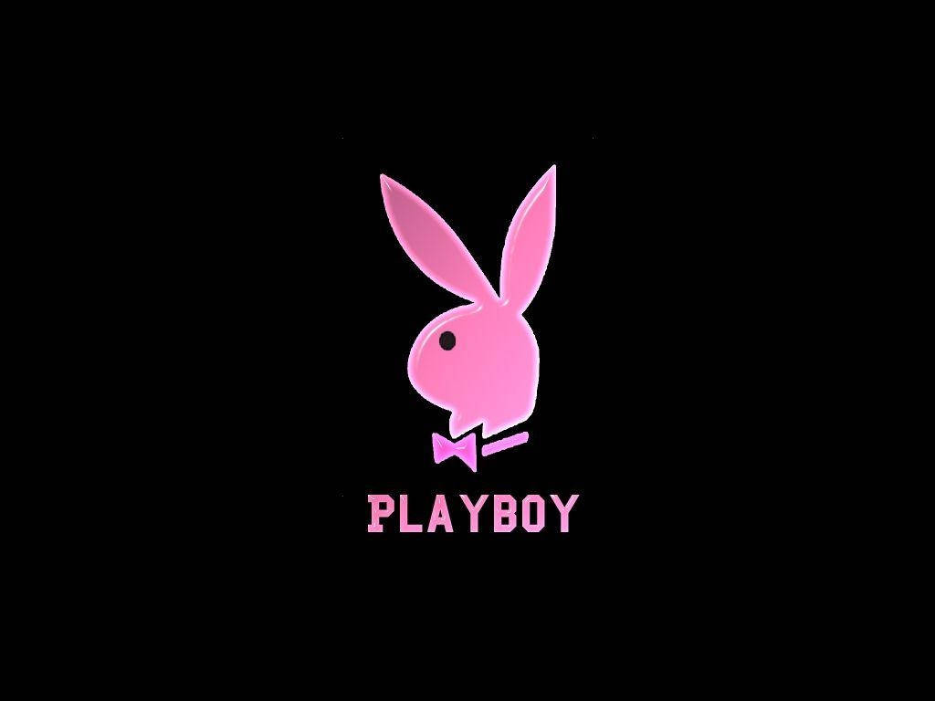 粉紅色Playboy兔仔標誌，配有蝴蝶結和文字，置於黑色背景上。