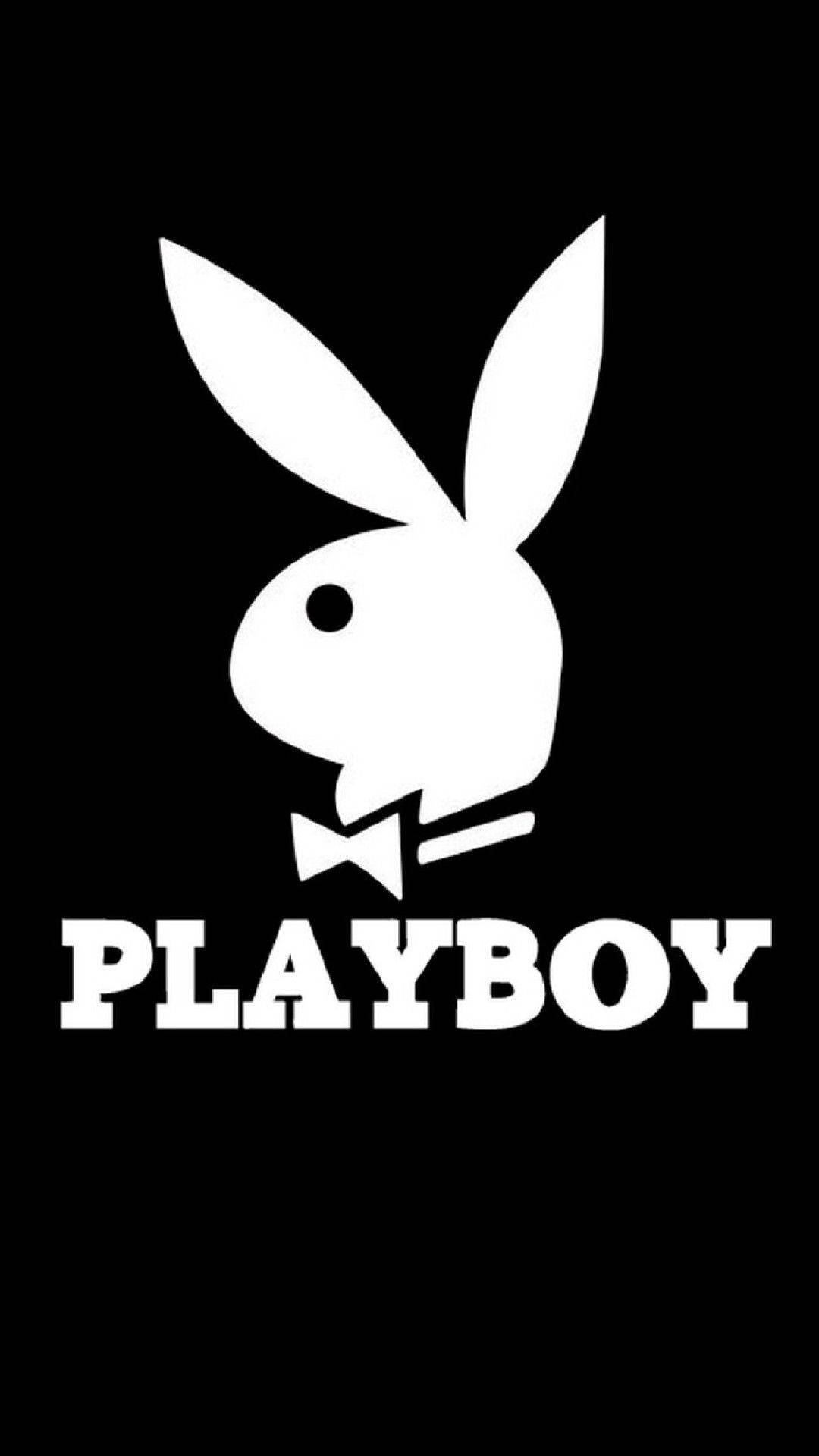 Playboy兔子標誌帶蝴蝶結和文字在黑色背景上