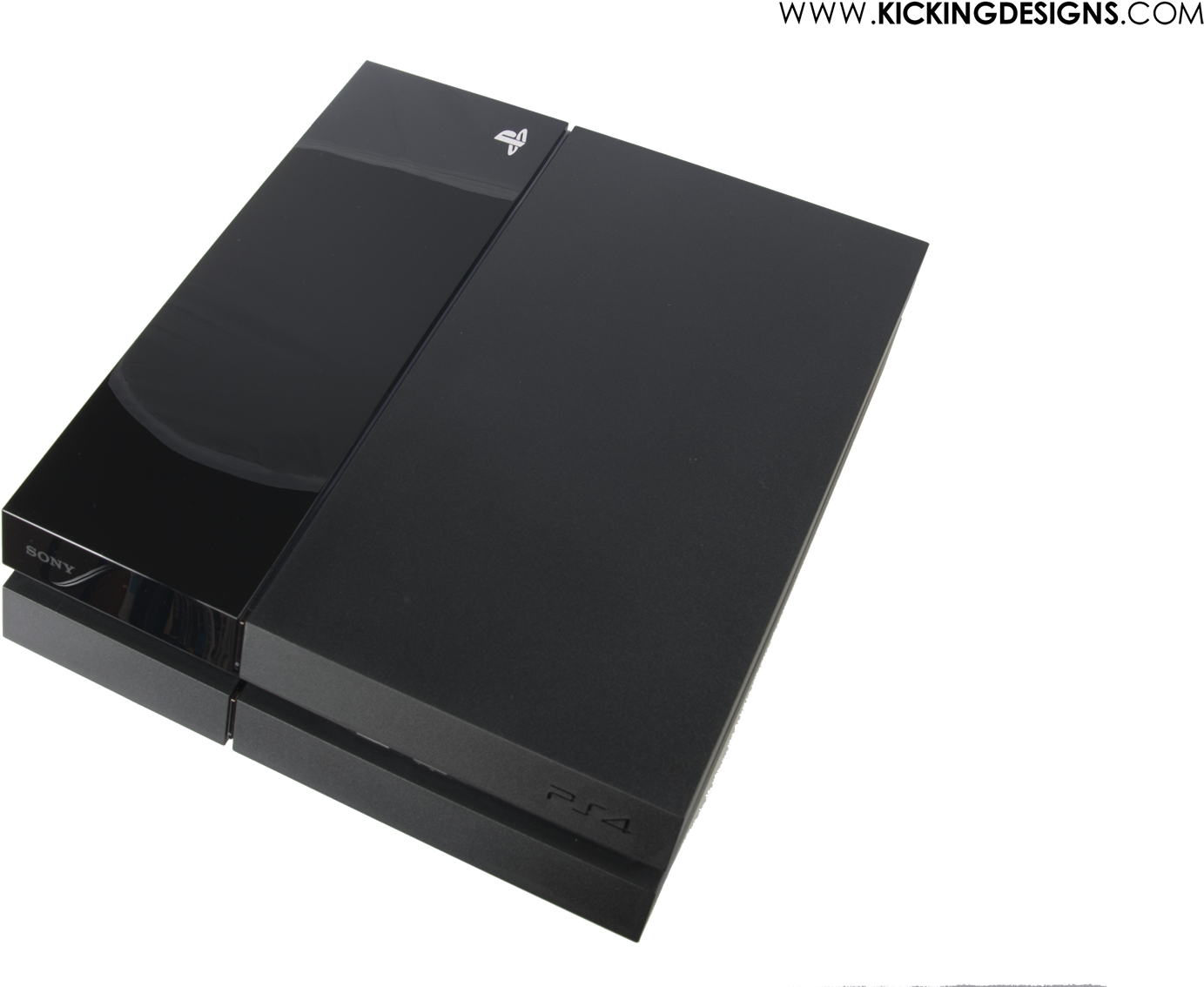 PlayStation 4主機設計 壁紙 — 一部黑色流線型PlayStation 4主機，以傾斜角度展示在純白色背景上，帶有微妙反射。