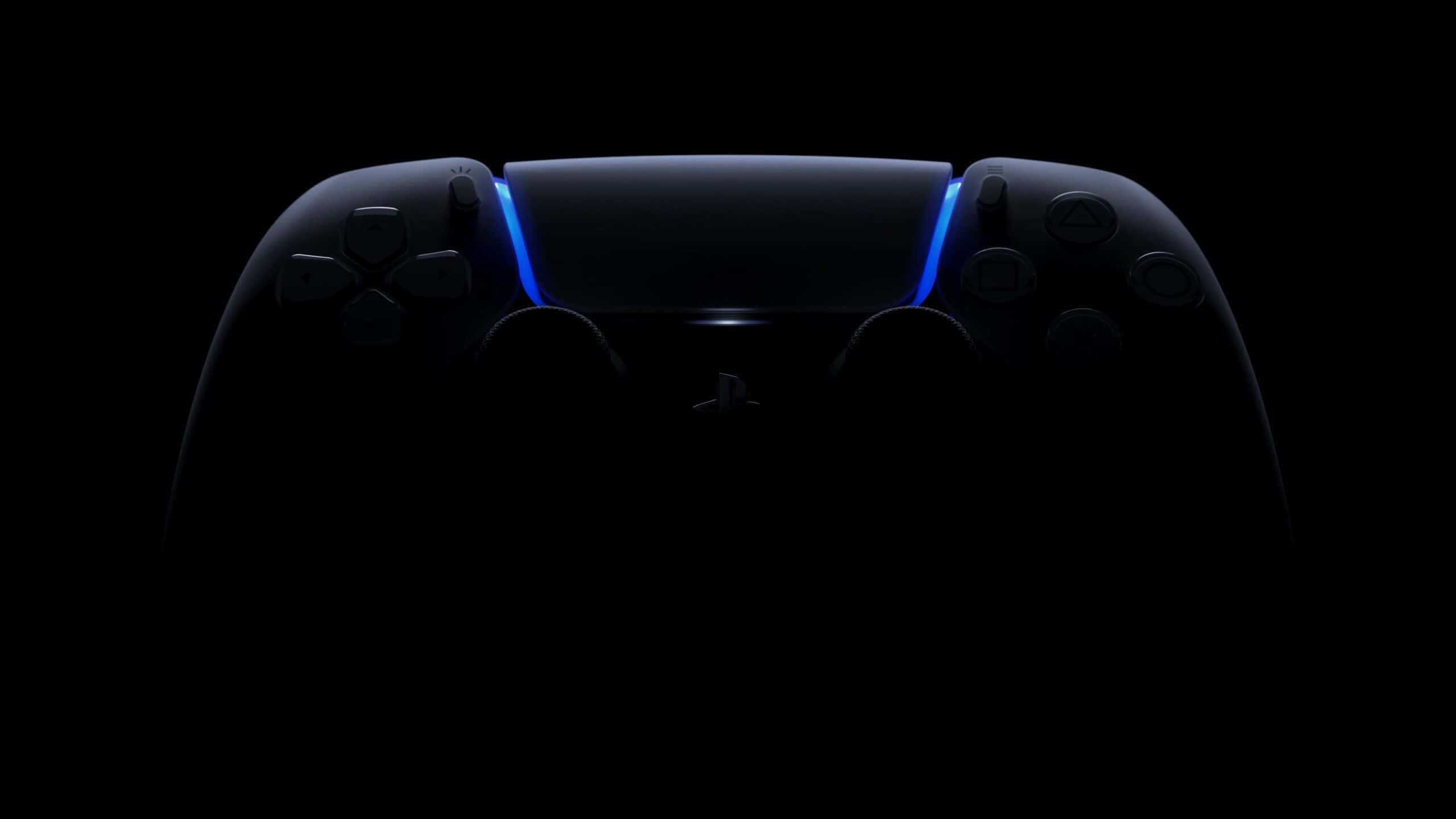 PS5 桌布 壁紙 — PlayStation 5 手掣喺漆黑背景中發出鮮豔藍光。