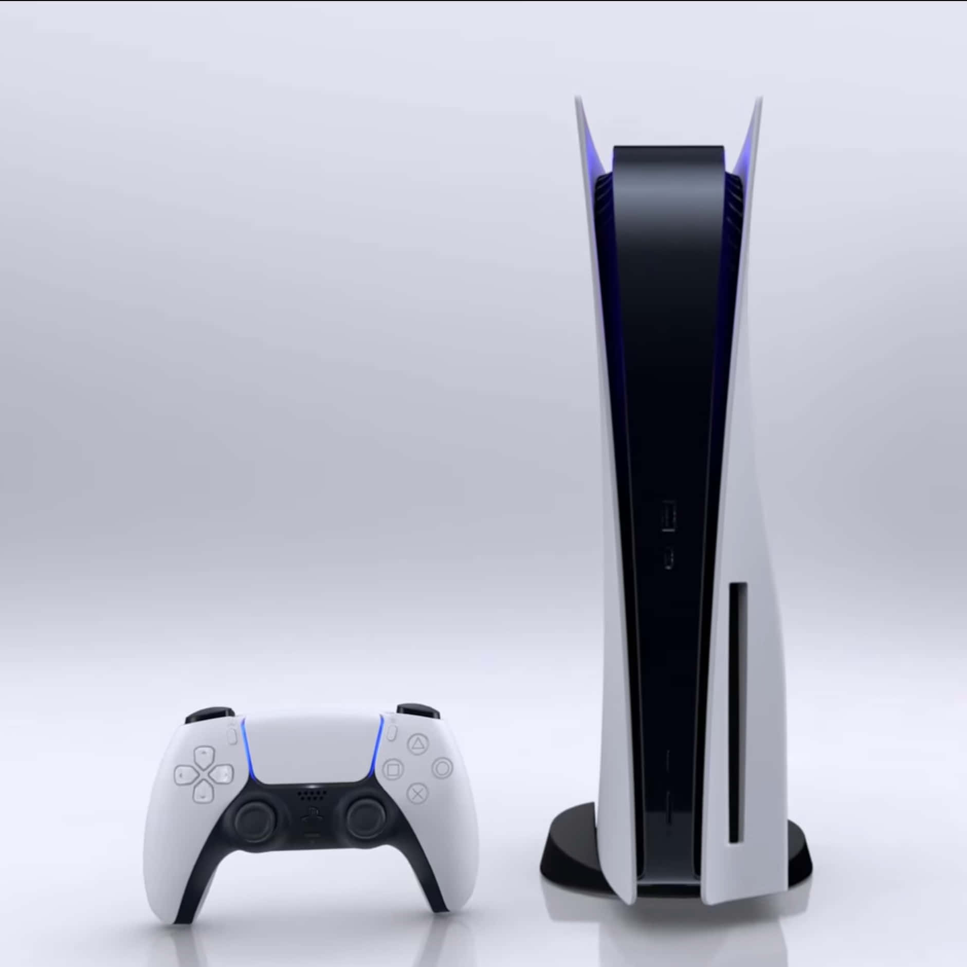 PlayStation 5 - 準備迎接遊戲的未來 壁紙 — 一部時尚的白色和黑色PlayStation 5主機及其控制器，放置在簡約的白色表面上，背景為柔和的灰色。