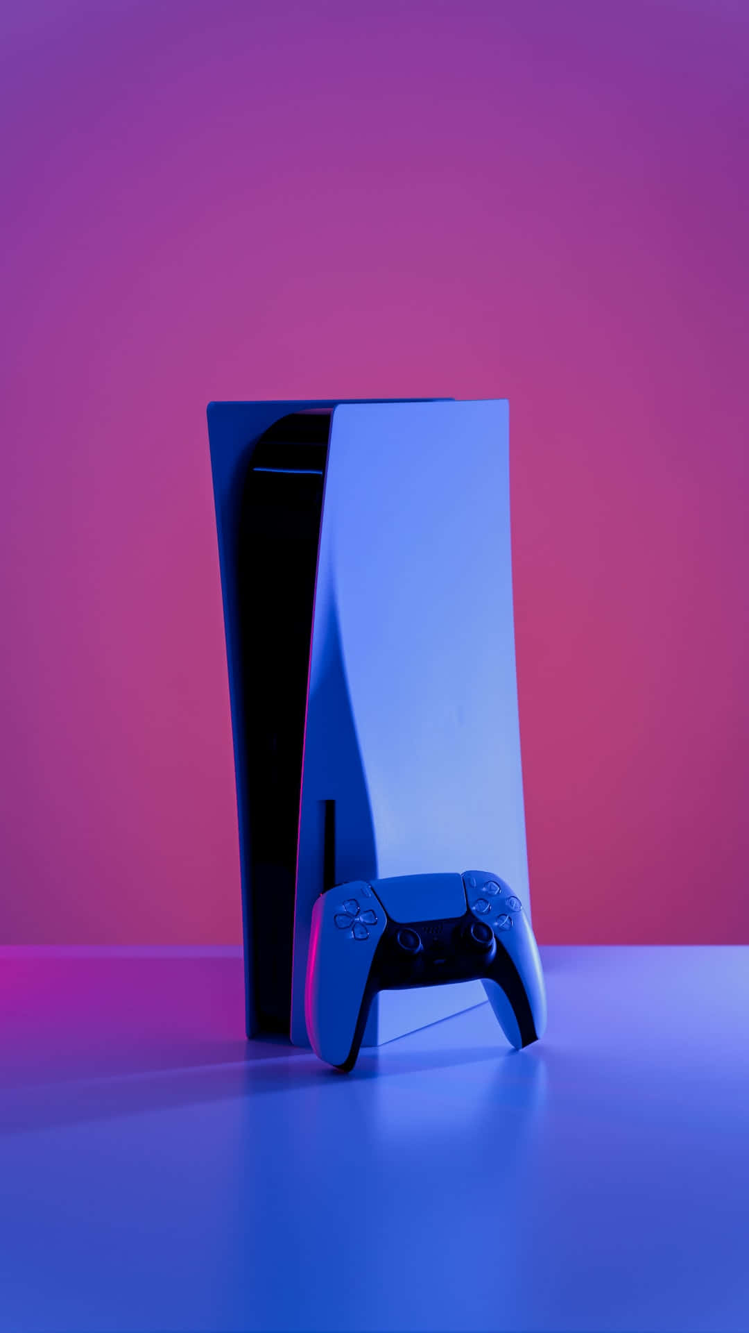 在霓虹紫色和藍色燈光下的PlayStation 5主機和控制器。