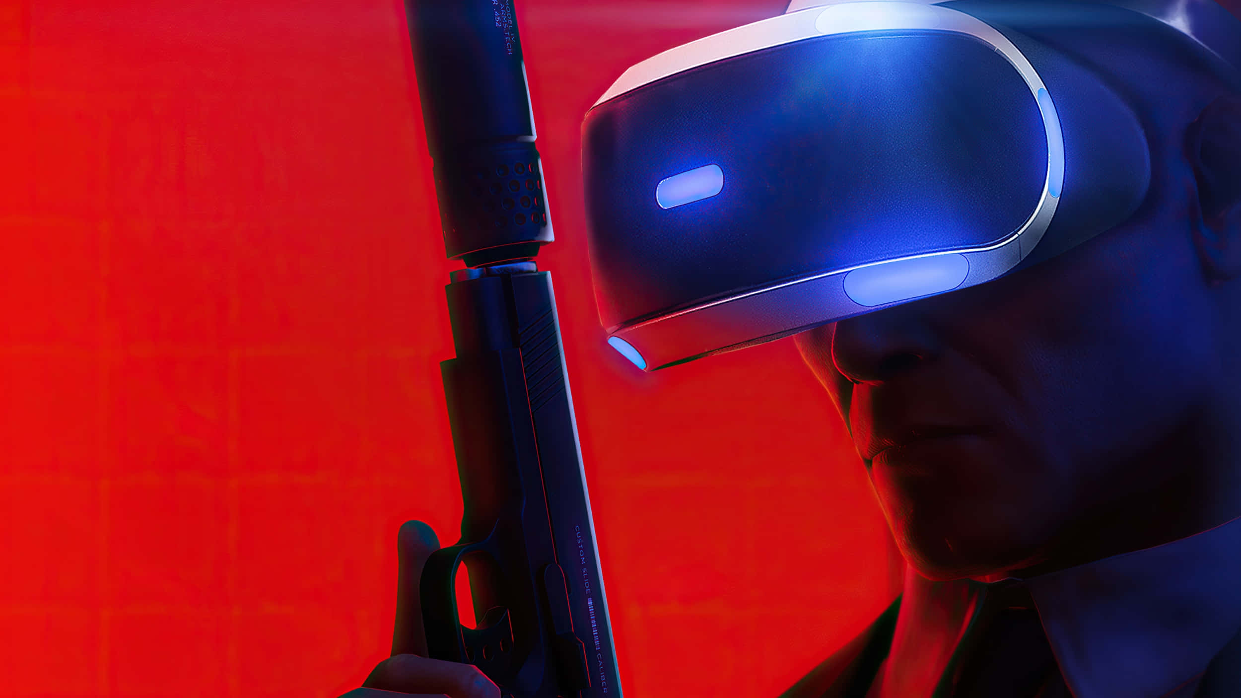 在 PlayStation VR 上體驗《Hitman 3》的極致刺殺冒險 壁紙 — 一個戴著VR頭戴式裝置的男人，手持未來感槍枝，背景是發光的紅色。