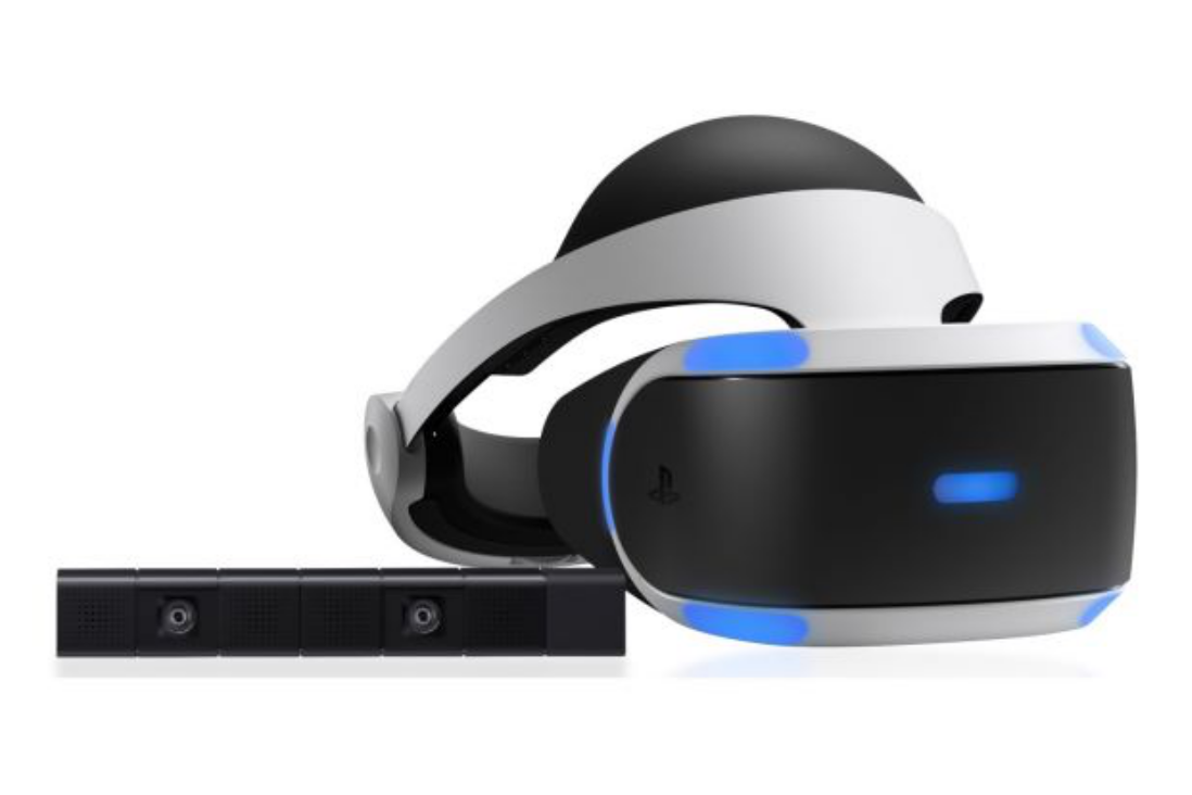 PlayStation VR 頭戴裝置與相機 壁紙 — 一個時尚的黑白PlayStation VR頭戴裝置，帶有藍色發光點綴，放置在乾淨的白色背景上，旁邊是其相機條。