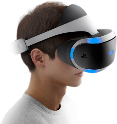 玩家佩戴PlayStation VR頭戴裝置 壁紙 — 一名年輕男子側面戴著發出藍光的PlayStation VR頭戴式裝置，背景為黑色。