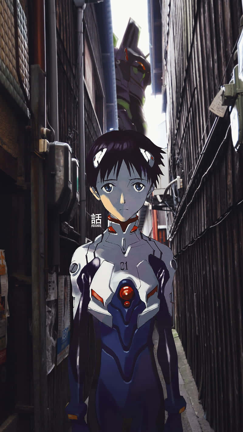 《新世紀福音戰士》主角碇真嗣身穿經典 plugsuit 壁紙 — 一位年輕的動畫駕駛員穿著白色和藍色的連身服，站在狹窄的城市小巷中，一台巨型機器人聳立在上方。