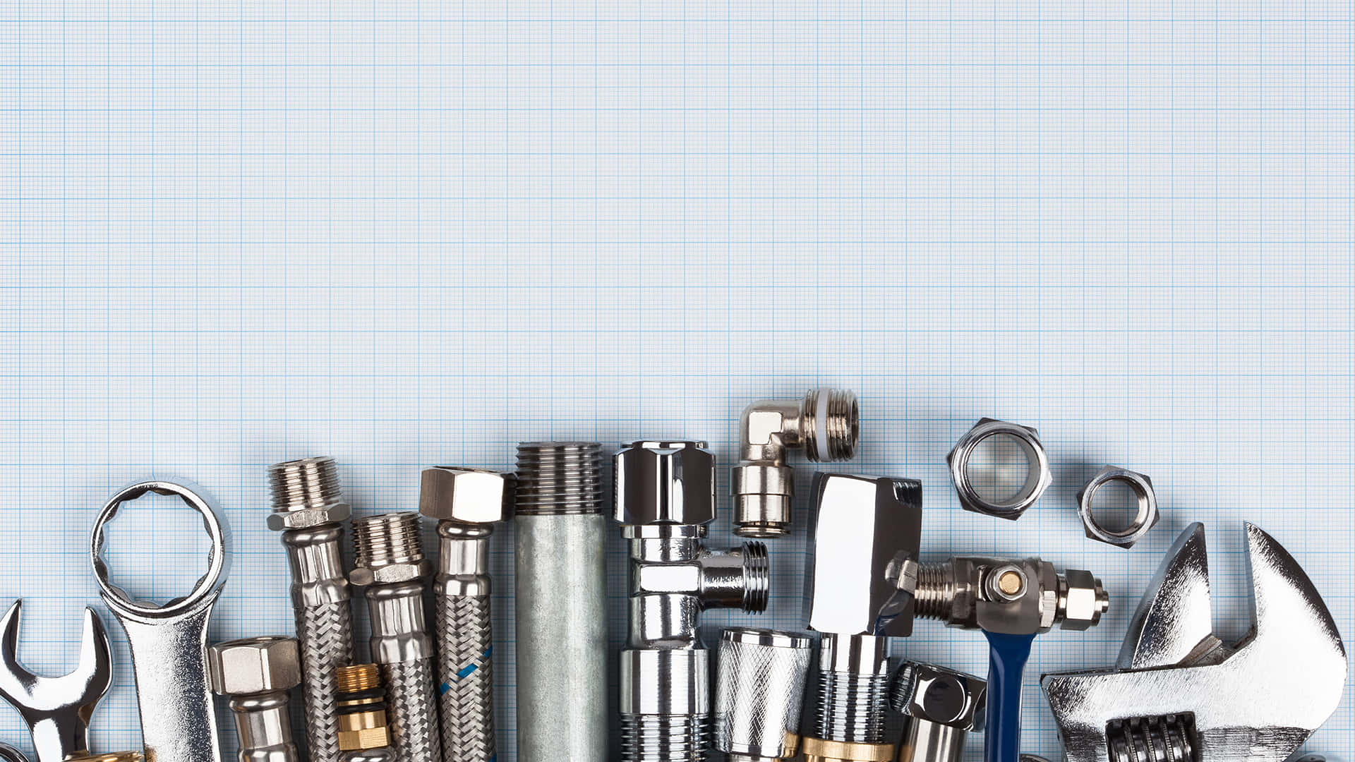 Plumbing 工具與配件於白色格線背景 壁紙 — 閃亮金屬水喉工具及配件整齊排列在淺藍色網格背景上。
