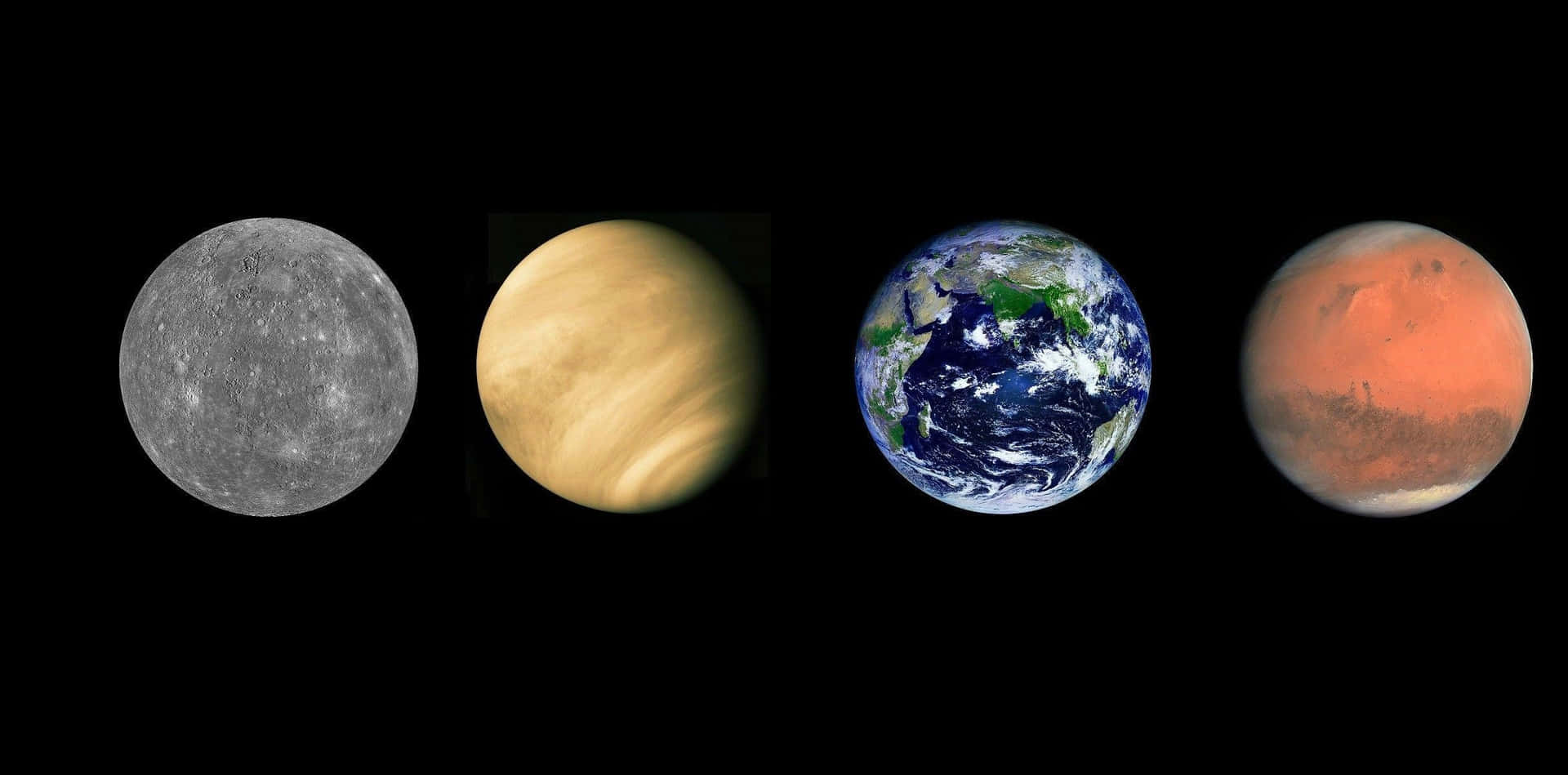 四顆行星水星、金星、地球和火星在太空中顯示。