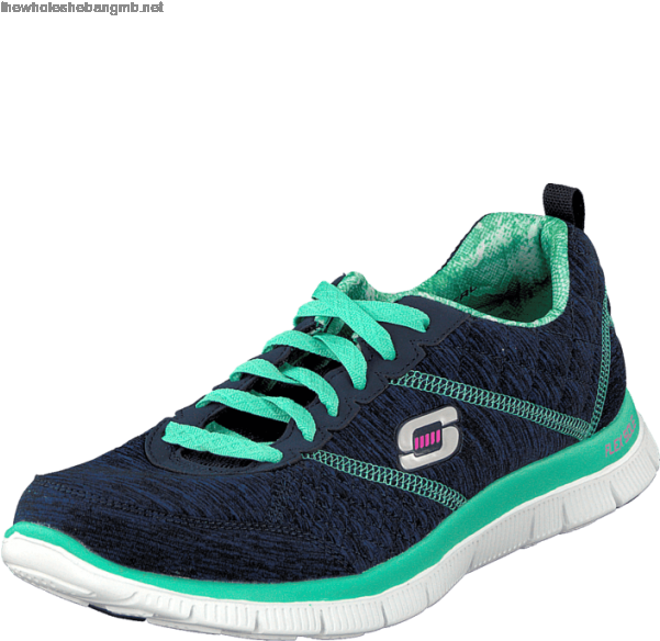 藍綠色運動鞋.PNG 壁紙 — 海軍藍和藍綠色Skechers運動鞋，白色鞋底和粉紅色標誌細節，在黑色背景的攝影棚燈光下展示。