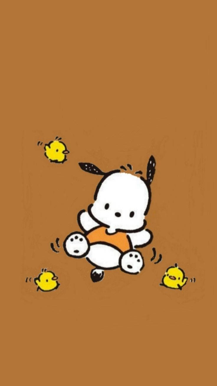 Pochacco 與三隻黃色小雞 壁紙 — 一隻穿著橙色襯衫的可愛白色卡通小狗，在純棕色背景上快樂地與三隻小黃雞玩耍。