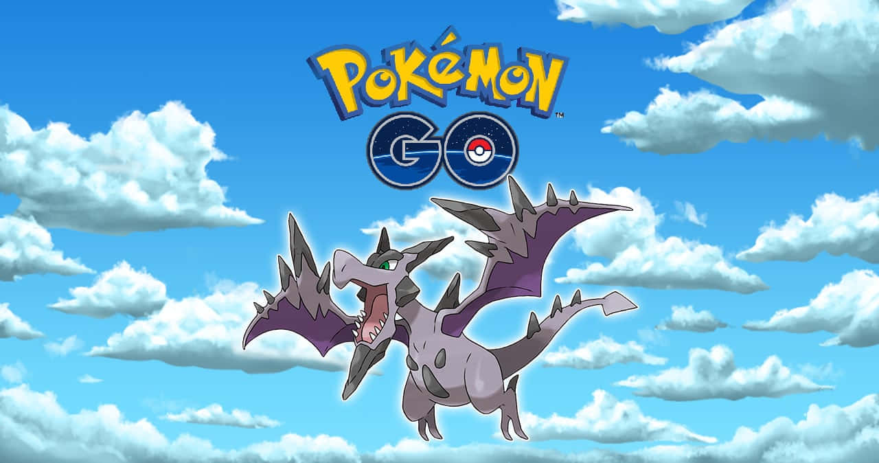Pokémon GO 中的 Aerodactyl 與多雲天空 壁紙 — 一隻紫色和灰色的龍系寶可夢在Pokémon GO標誌下，翱翔於充滿蓬鬆白雲的明亮藍天中。