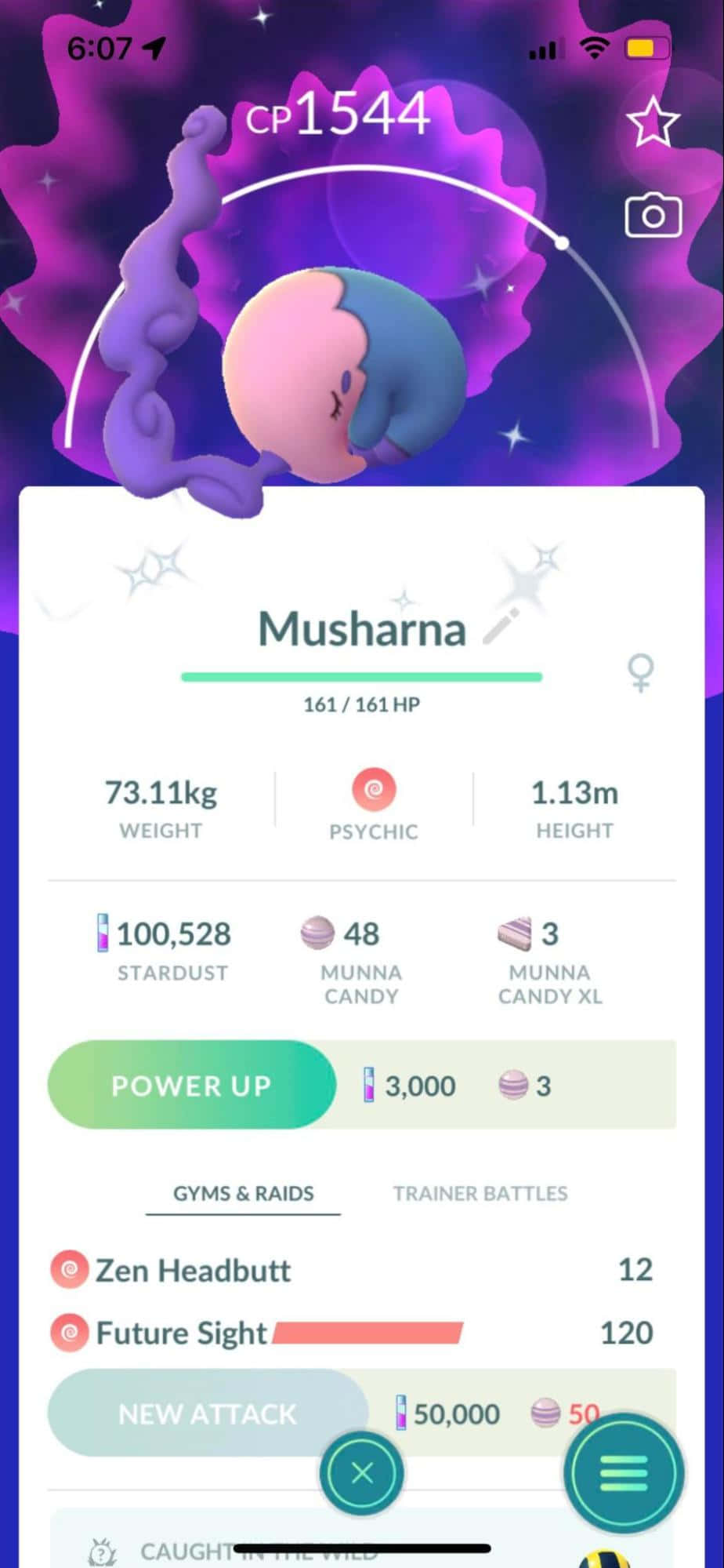 Pokémon Go 中的 Musharna 角色圖 壁紙 — 一隻粉紅色和藍色的 Musharna 寶可夢在旋轉的紫色宇宙背景的寶可夢圖鑑介面中平靜地睡著。