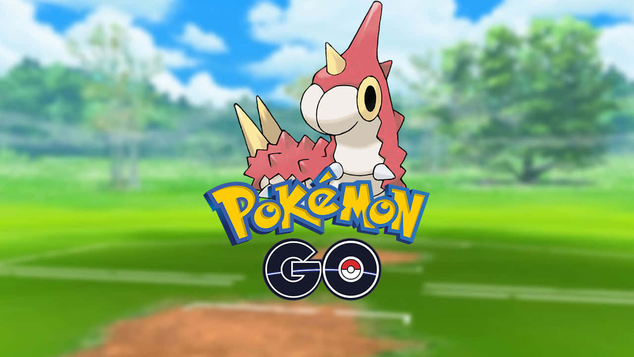 Pokémon Go 中的 Wurmple 壁紙 — 一隻卡通風格、紅色和白色、有角的寶可夢站在藍天下的草地上，下方有Pokémon GO標誌。