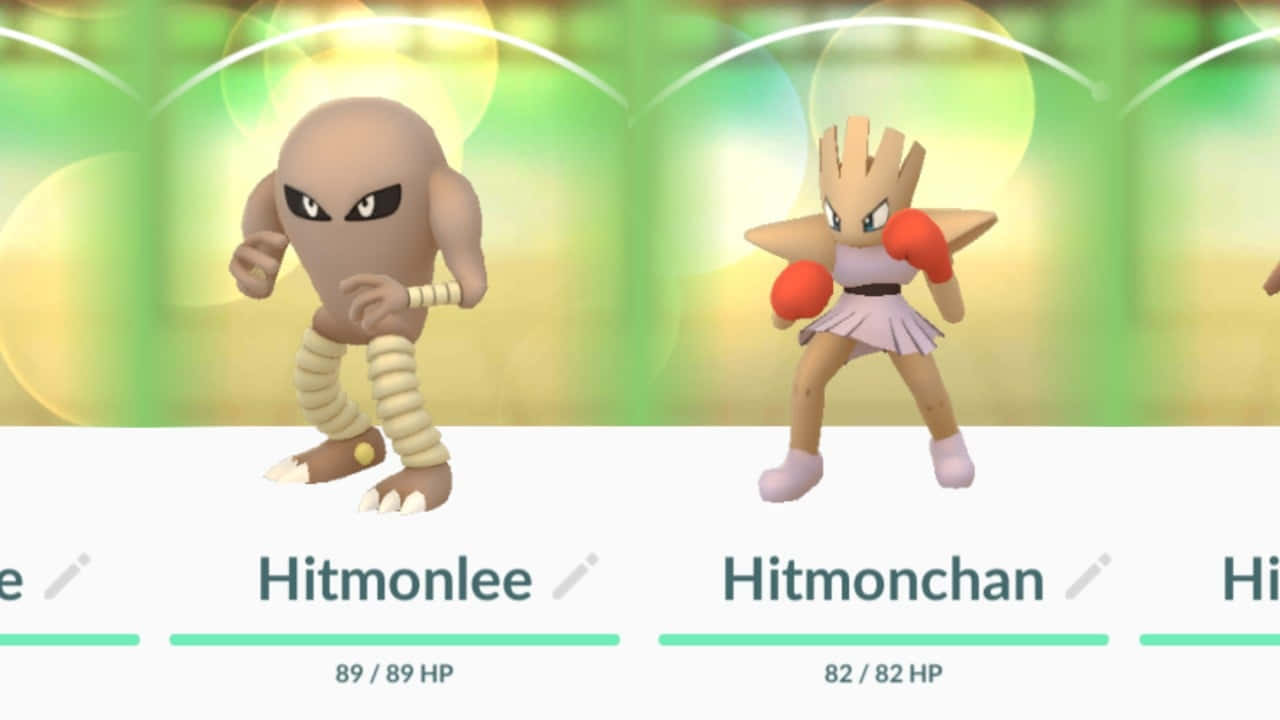 《Pokémon GO》中的Hitmonlee與Hitmonchan 壁紙 — 兩隻寶可夢 Hitmonlee 和 Hitmonchan 戴著紅色拳擊手套，在發光的綠色散景背景前擺出戰鬥姿勢。