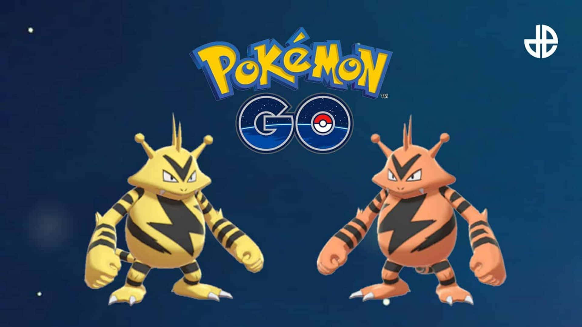 《Pokémon GO》中電電寶與閃亮電電寶對比圖 壁紙 — 兩隻電系寶可夢，黃色和橙色帶黑色條紋，在 Pokémon GO 標誌下勇敢地站在星空夜空前。