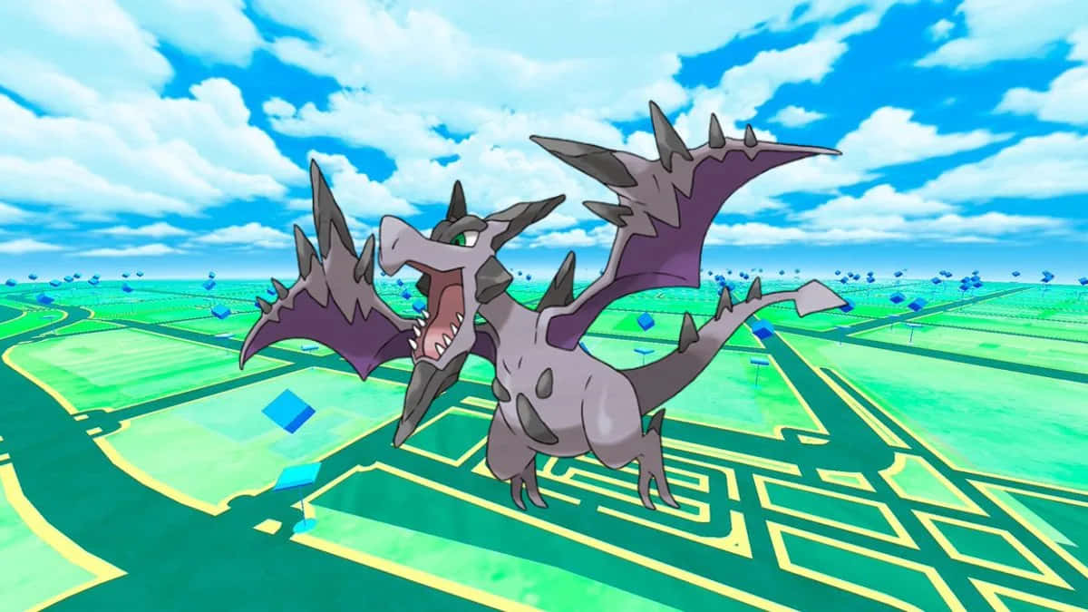 Pokémon GO 地圖上的 Mega Aerodactyl 壁紙 — 一隻兇猛的龍系寶可夢，擁有紫色翅膀和鋒利的尖刺，在明亮的藍天下，在風格化的綠色景觀上咆哮。