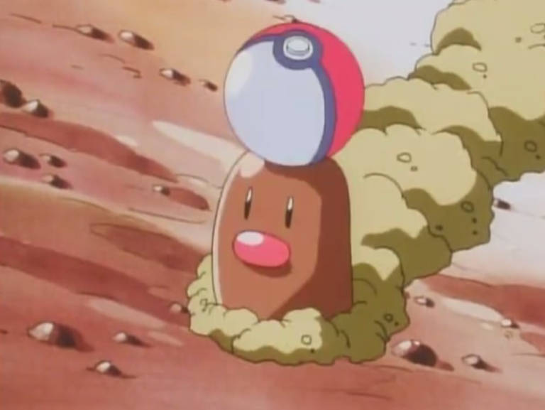 《Pokémon》動畫中的Diglett從地面冒出 壁紙 — 一隻卡通地鼠從沙地中冒出，頭上頂著一個精靈球，身處沙漠般的地形。