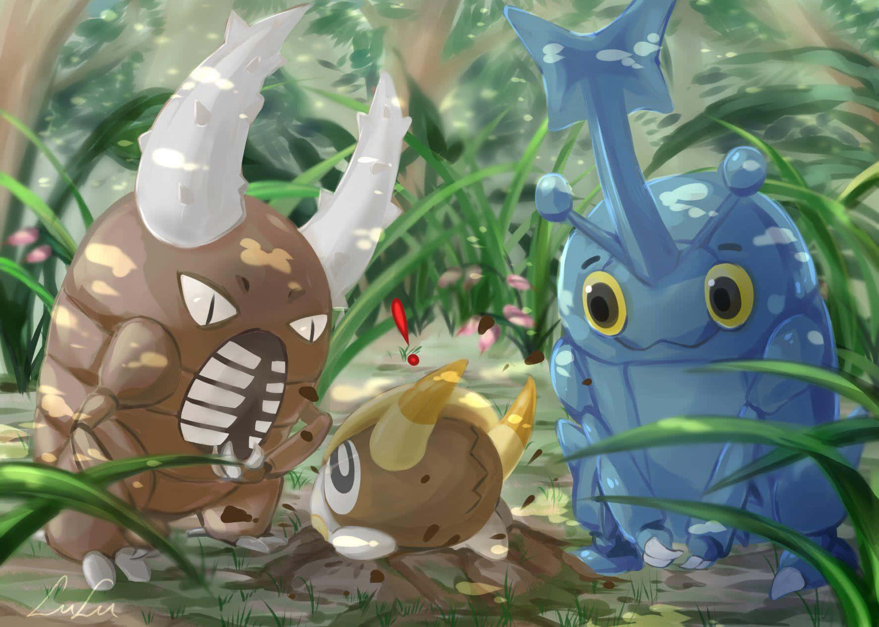 Pokémon 森林中的朋友 壁紙 — 三個卡通風格嘅寶可夢生物——一個啡色有角、一個藍色有星星尾巴、同一個細細粒黃色——企喺陽光普照嘅草地森林空地。