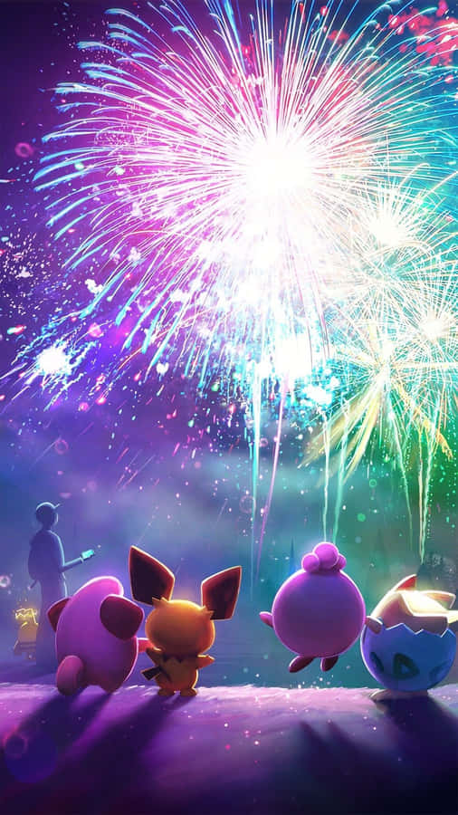 "與Pokémon GO一起抓它們全部！" 壁紙 — 四隻小精靈驚嘆地凝視著紫色、藍色和綠色的耀眼煙火照亮夜空。