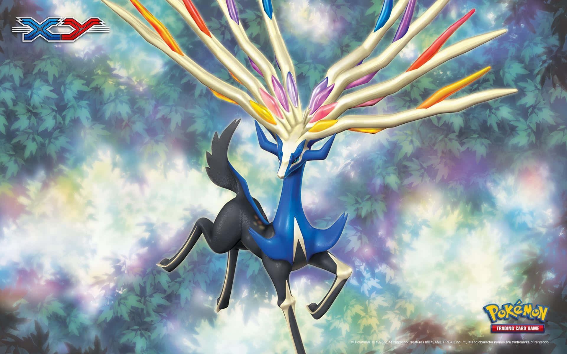 野生皮卡丘遊蕩於《Pokémon X Y》的伽勒地區 壁紙 — 一隻雄偉的藍色和黑色寶可夢，擁有閃耀的多色鬃毛，在夢幻般的森林背景下翱翔。