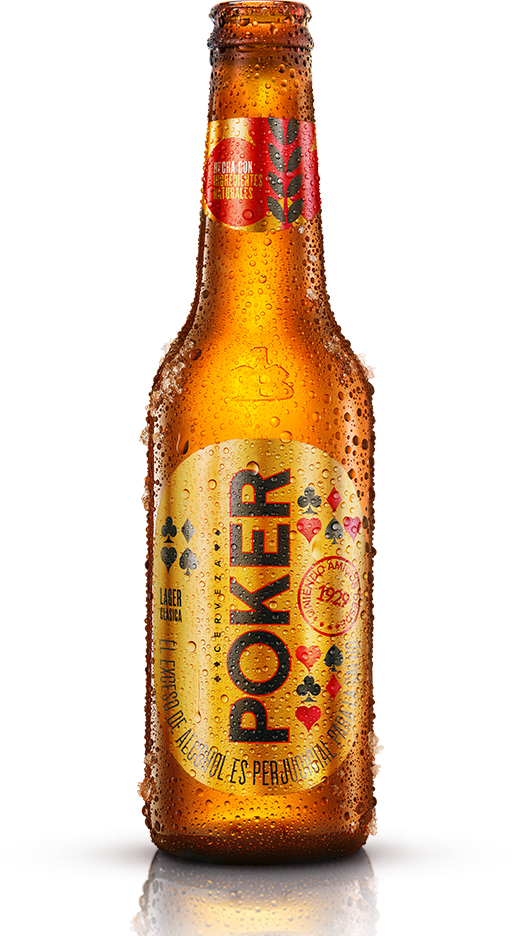 Poker啤酒瓶冰涼特寫 壁紙 — 一瓶冰凍琥珀色啤酒，帶有冷凝水滴和金色標籤，標籤上有撲克牌符號，放在潔白背景前。