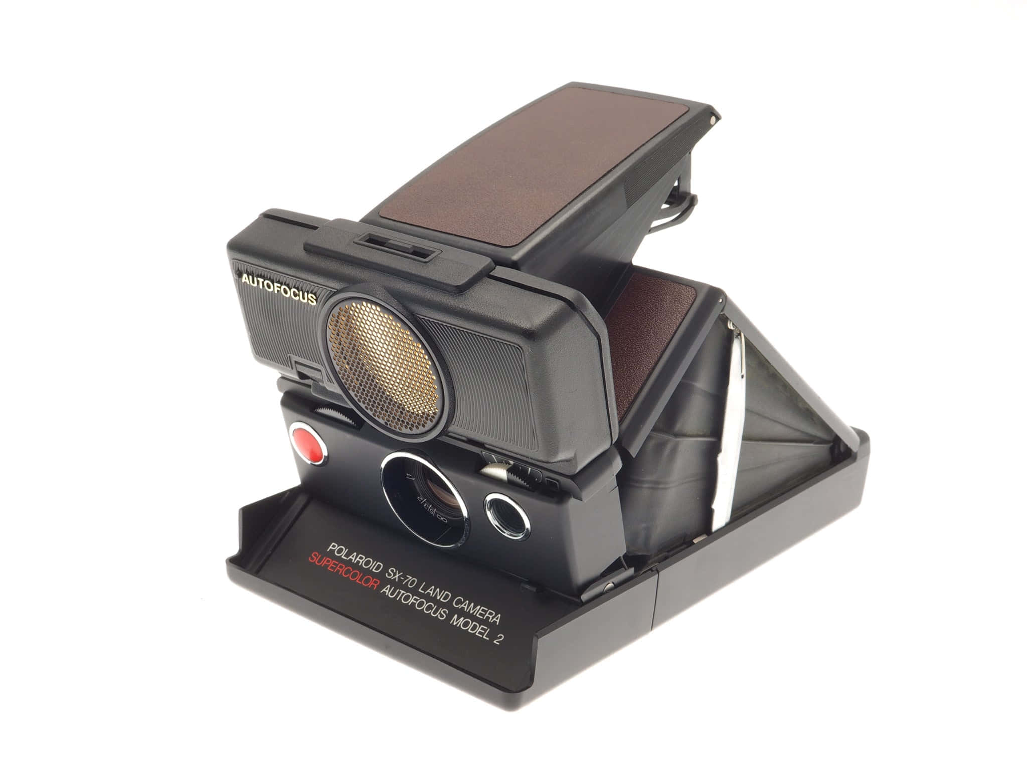 復古自動對焦Polaroid相機照片 壁紙 — 一部黑色Polaroid Skypoint自動對焦即影即有相機，帶有棕色皮革點綴，在純白色背景前打開。
