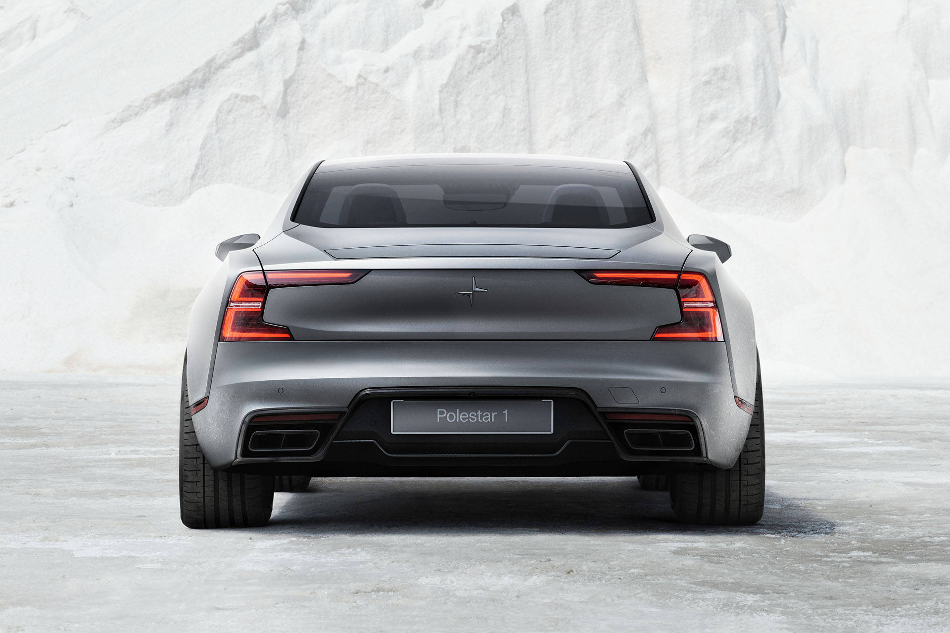 Polestar 1車尾 壁紙 — 從後方看到的時尚銀色Polestar 1跑車，停在結冰的地面上，背景是白雪覆蓋的懸崖。
