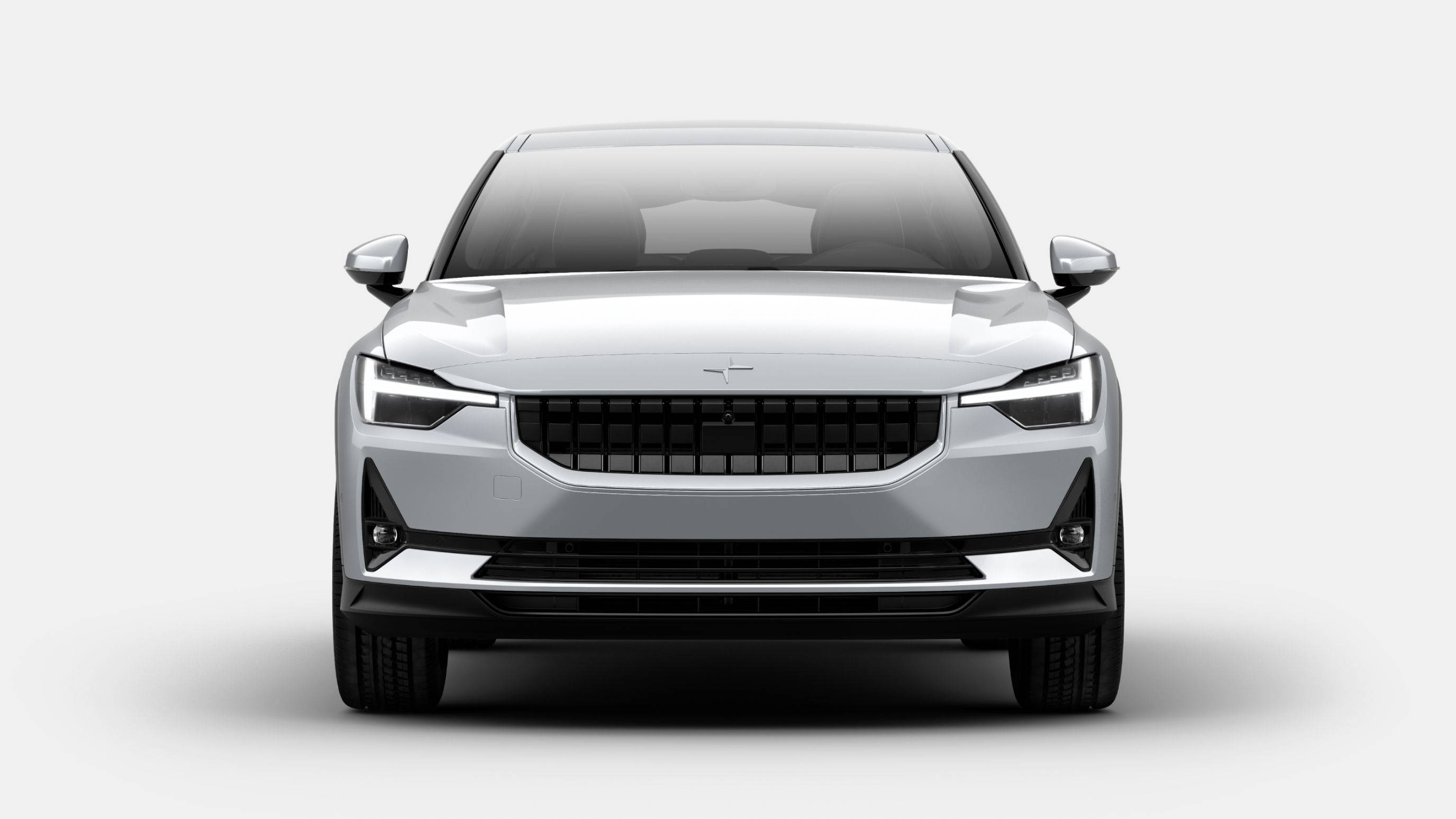 Polestar 車款全前視圖 壁紙 — 一輛時尚銀色電動車的正面視圖，配有銳利頭燈和黑色格柵，背景為純白色。