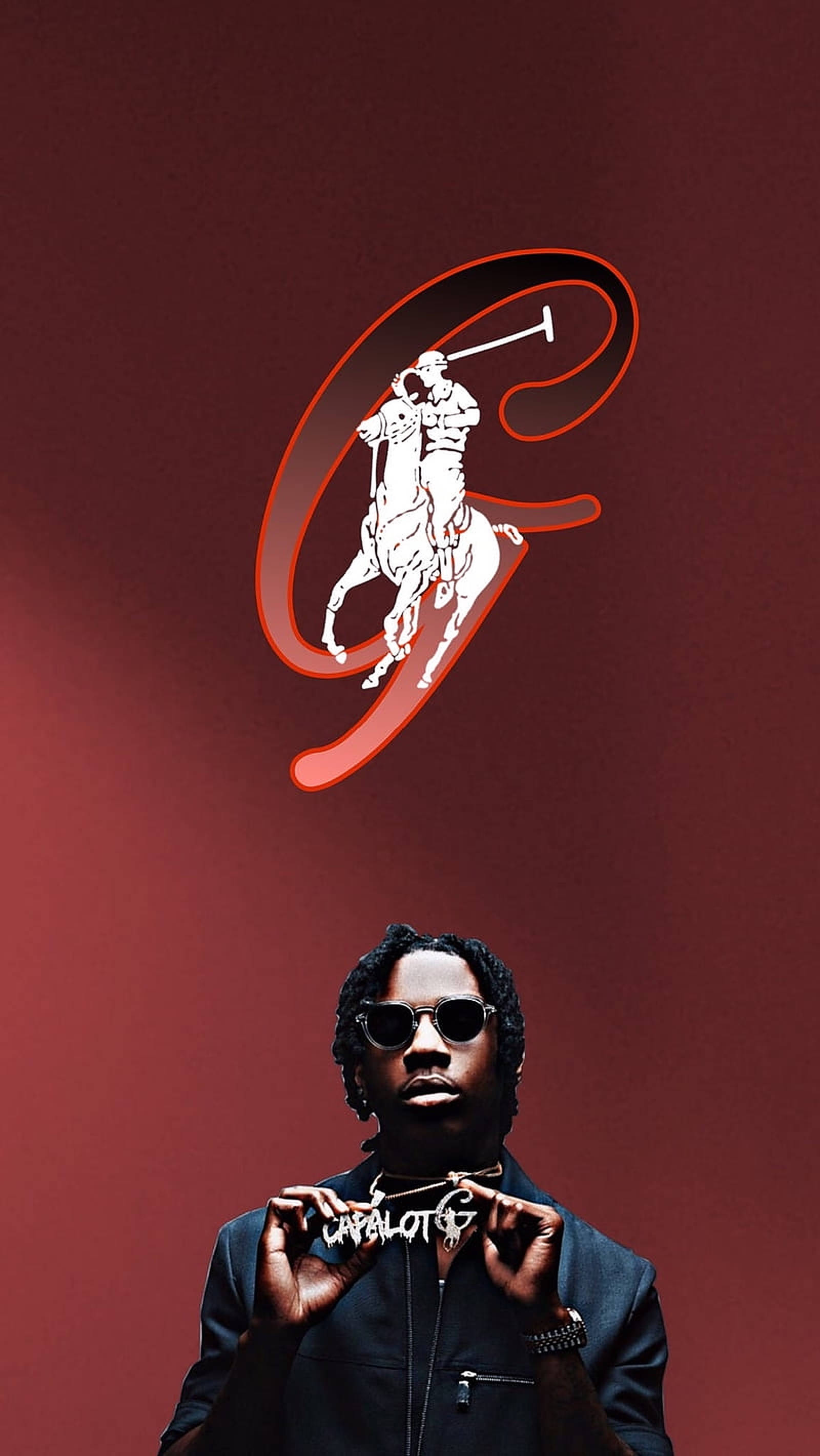Polo G 咖啡色背景海報 壁紙 — 一名戴太陽眼鏡的男子手持一條寫有「CAPTAIN」的鏈條，背景為深紅色，並有一個大型白色馬球運動員標誌。