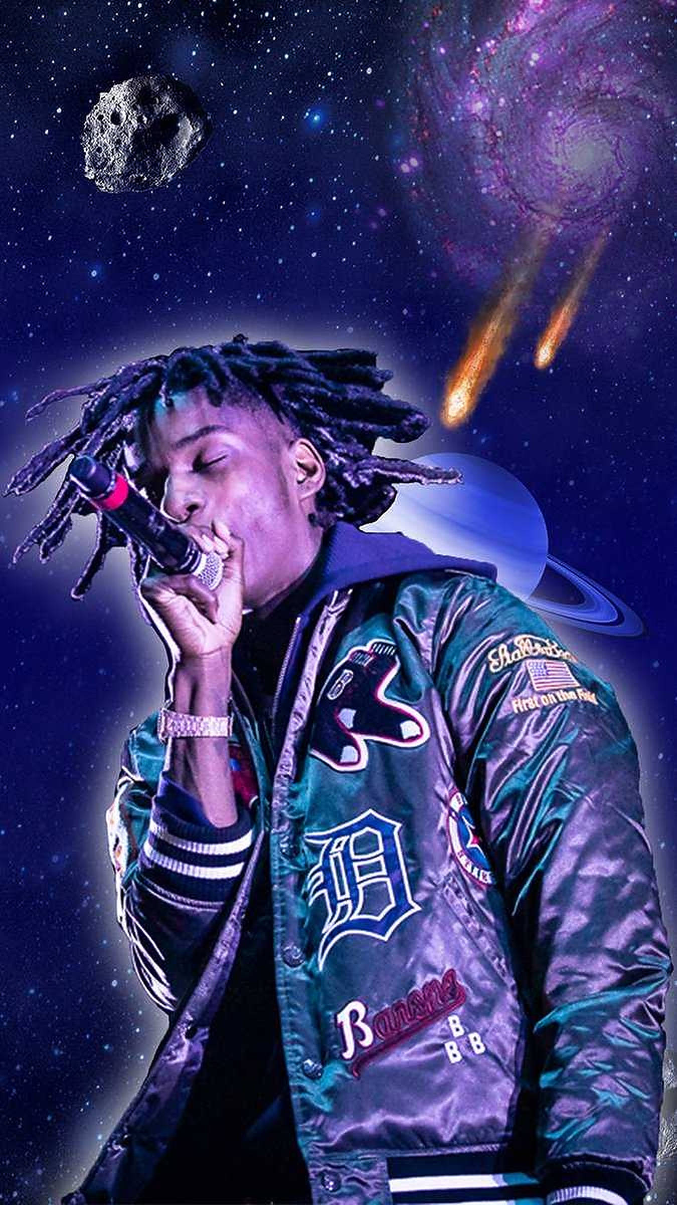 Polo G 星際美學 壁紙 — 一位梳著辮子的饒舌歌手在星空、流星和類似土星的行星背景下對著麥克風唱歌。