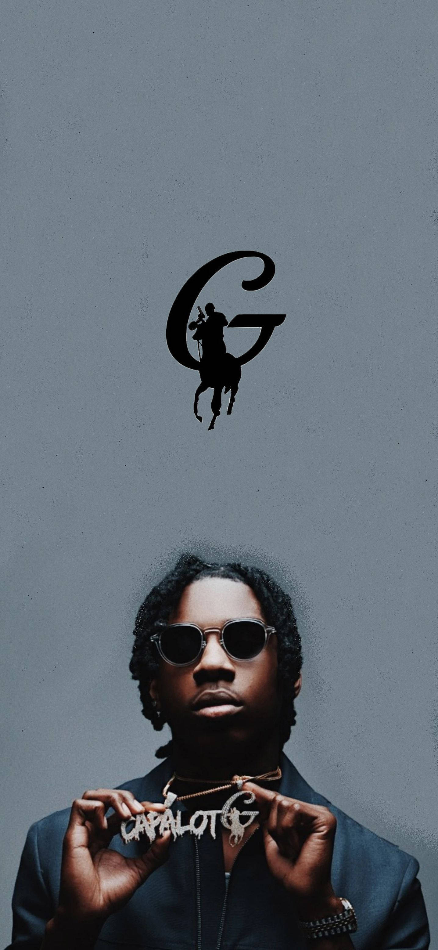 Polo G 灰色美學 壁紙 — 一名戴著太陽眼鏡的男子，在一個大型風格化「G」標誌（標誌上有一個騎馬的騎士，背景為柔和的灰色）下方，手持一條「CAPALOT G」項鍊。