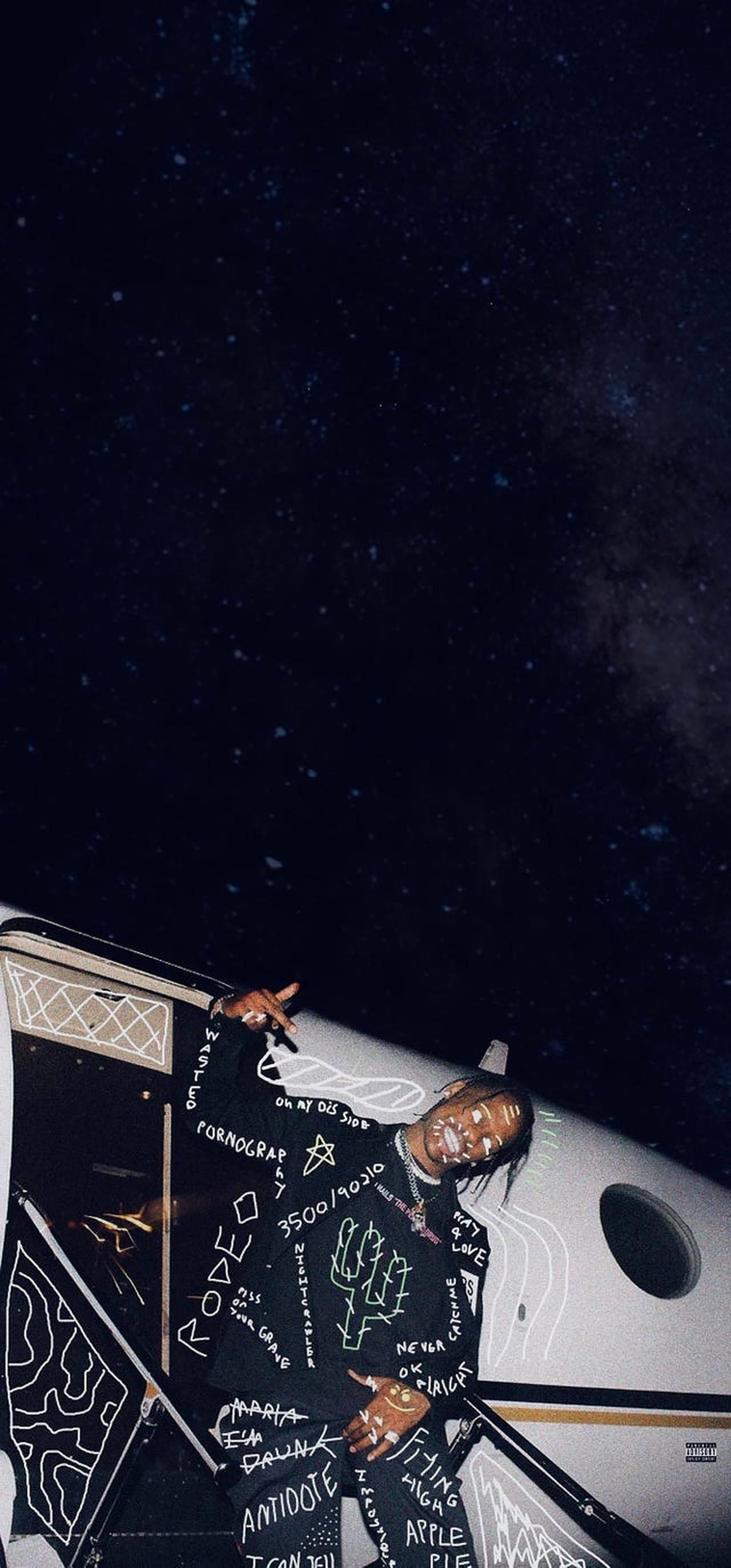 Polo G 私人飛機 壁紙 — 一名身穿塗鴉連帽衫的男子在可見銀河的星空夜空背景下，從私人飛機上探出身子。