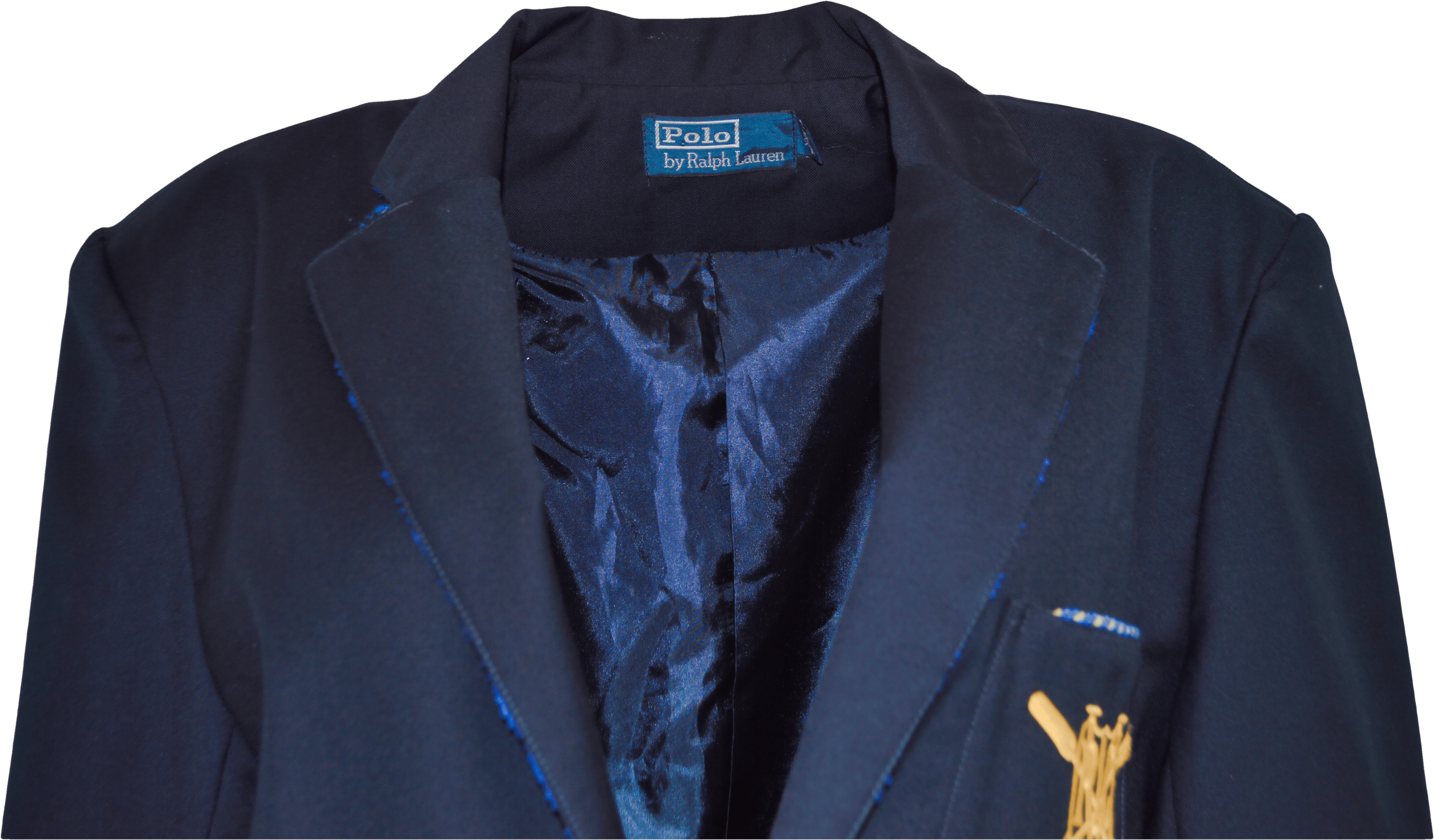 Polo Ralph Lauren 海軍藍西裝外套 壁紙 — 黑色背景上，海軍藍色 Polo by Ralph Lauren 西裝外套的特寫，帶有緞面襯裡和金色刺繡標誌。