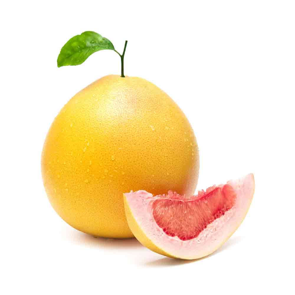 紅色 pomelo 柑橘 壁紙 — 一個完整的黃色柚子，帶有綠色葉子，旁邊有一塊多汁的粉紅色果肉切片，放在白色背景上。