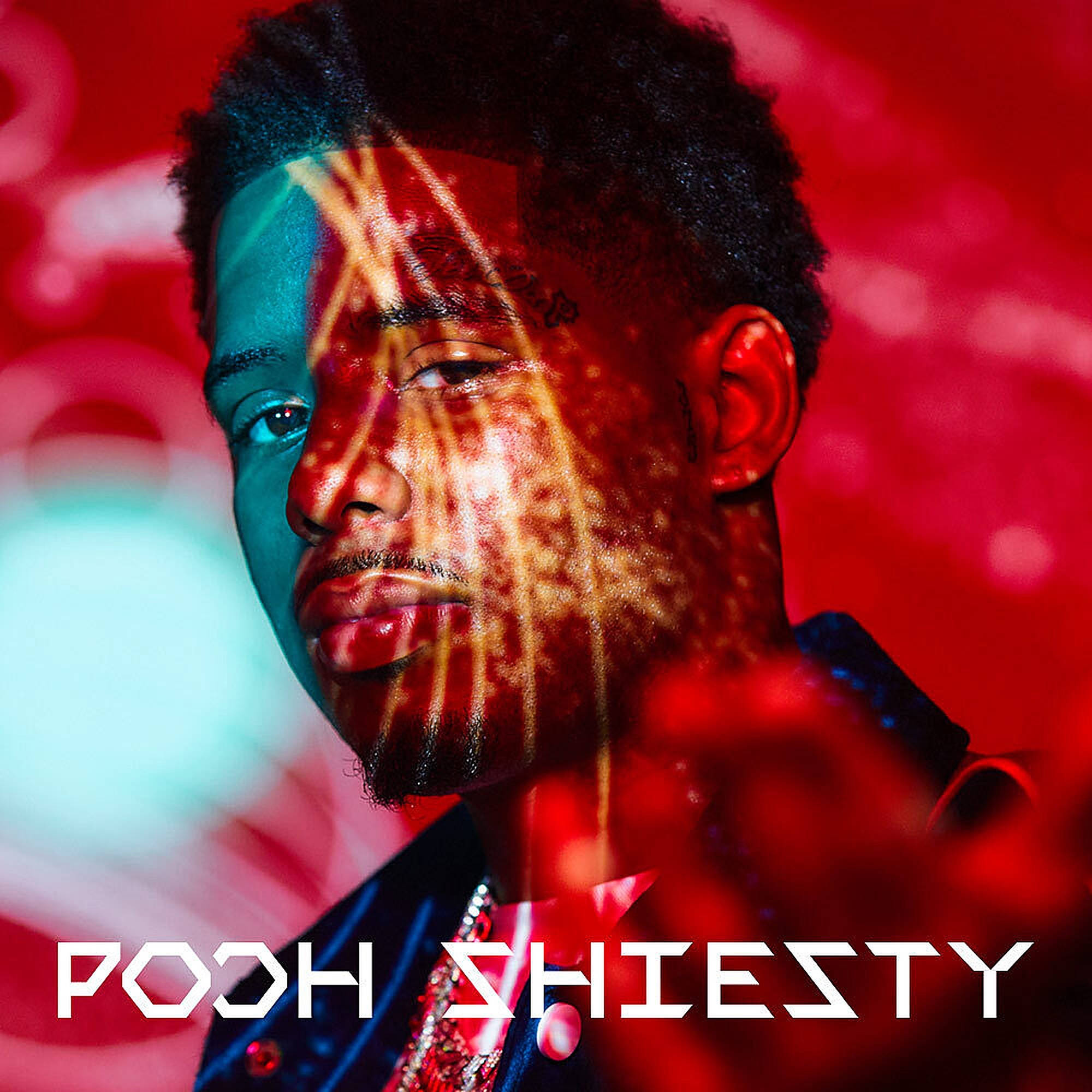 Pooh Shiesty 紅色海報 壁紙 — 一個男人的臉被鮮豔的紅色和藍綠色光線分割，皮膚上有金色條紋，背景是模糊的彩色。