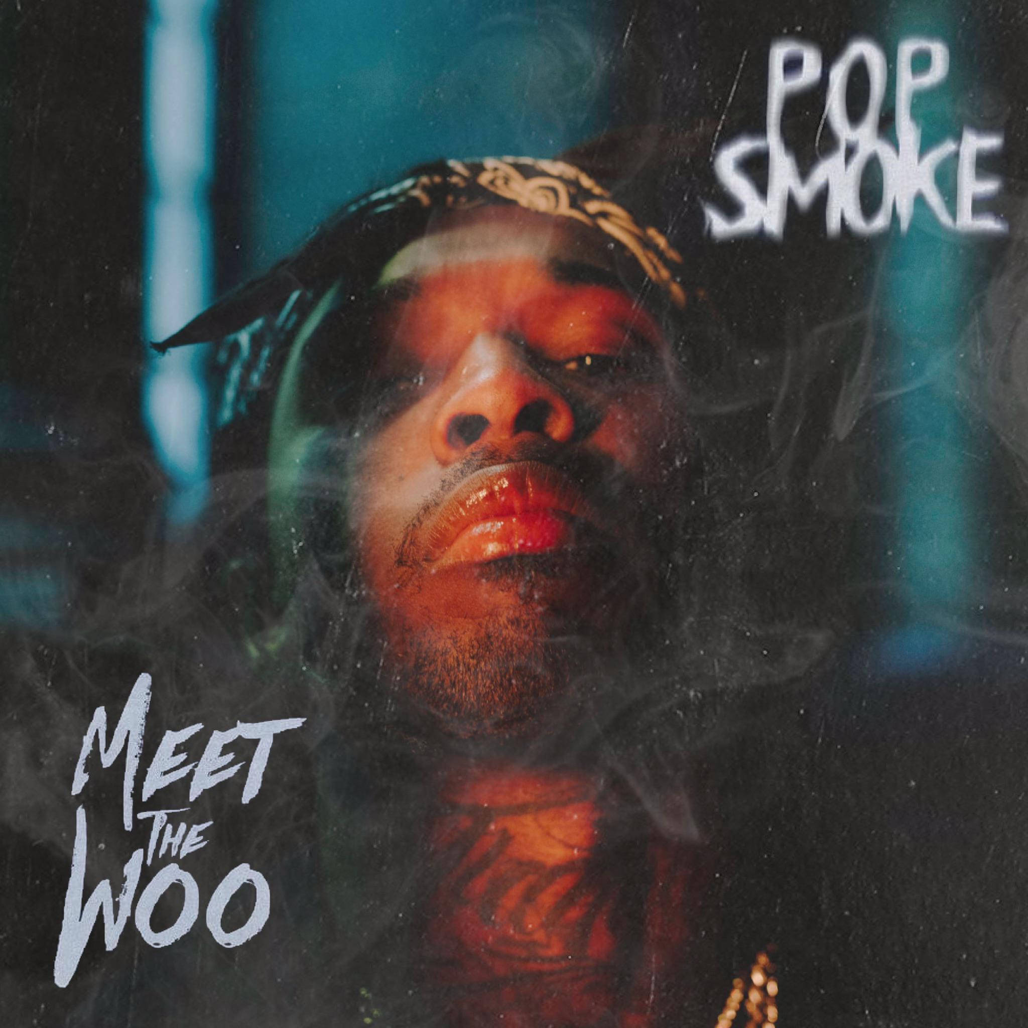 Pop Smoke《Meet the Woo》專輯封面 壁紙 — Pop Smoke 喺燈光昏暗、帶有藍色同橙色燈光嘅房間入面呼出煙霧嘅特寫肖像。
