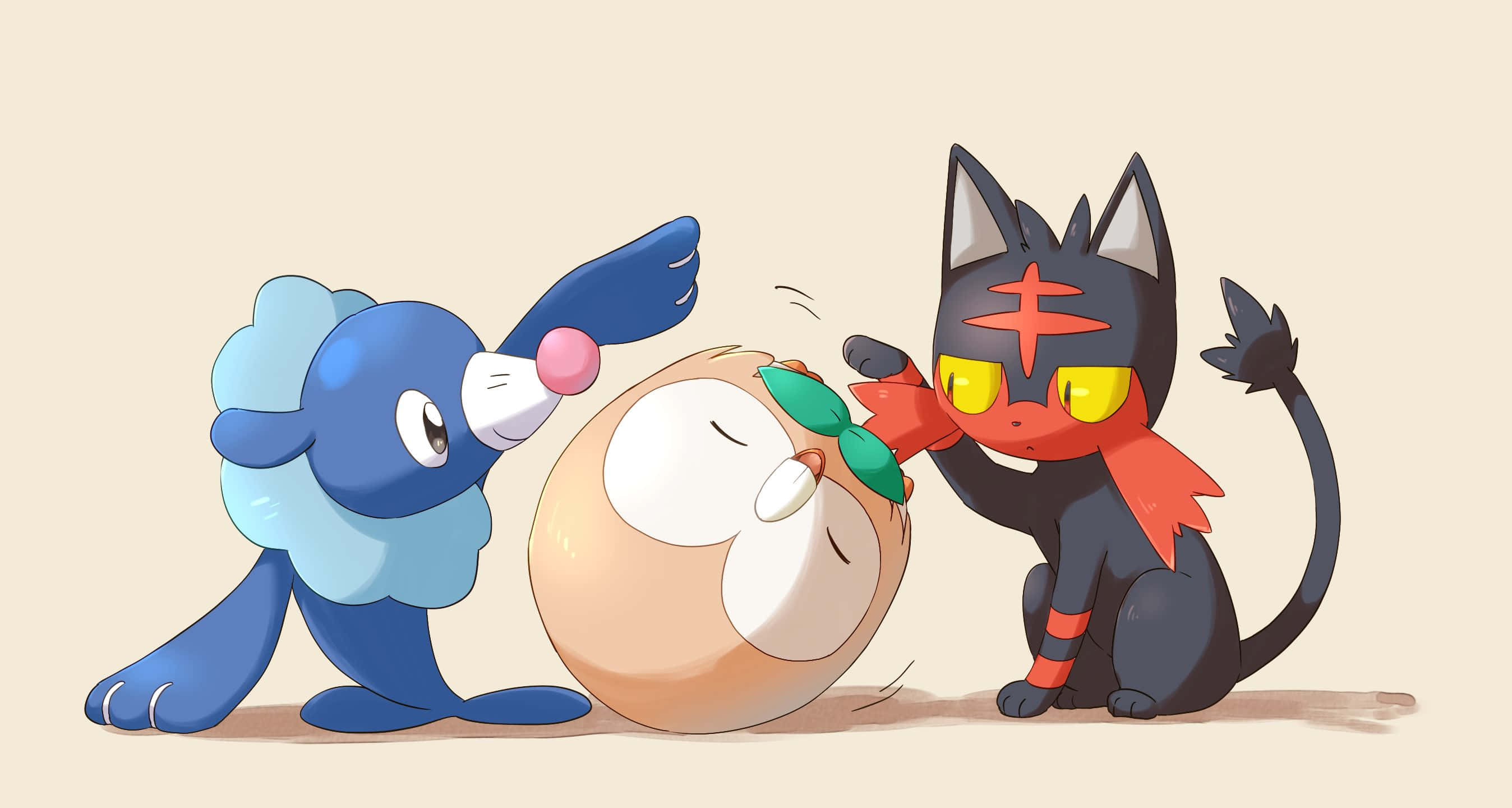 Popplio 與 Litten 與睡著的 Rowlet 玩耍 壁紙 — 三個寶可夢角色在純米色背景前，與一個戴著太陽眼鏡的圓形生物嬉戲互動。