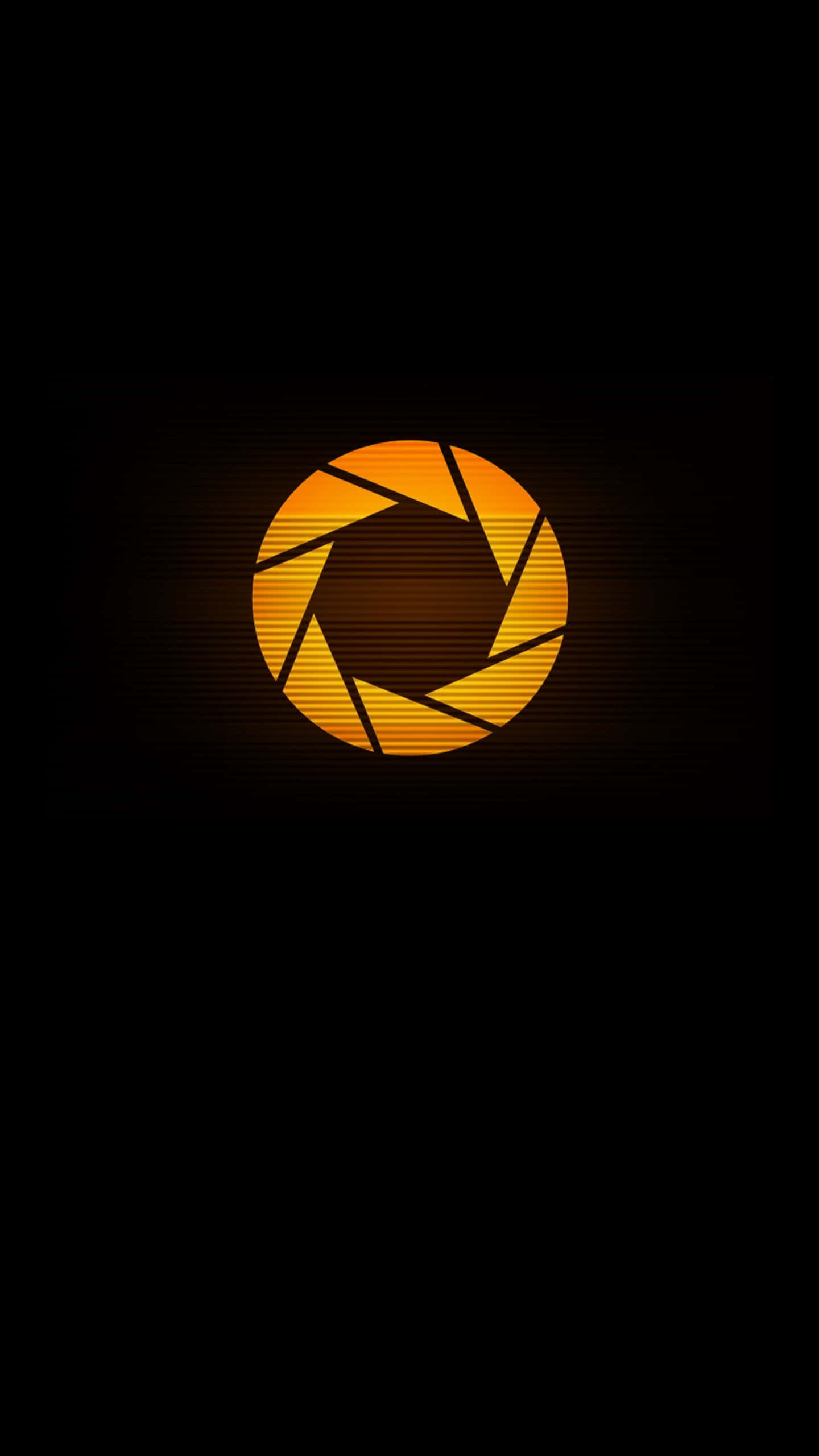 Portal iPhone 相機光圈數位藝術 壁紙 — 一個發光的橙色相機光圈圖示，居中於黑色背景上，帶有微妙的徑向光線條紋。