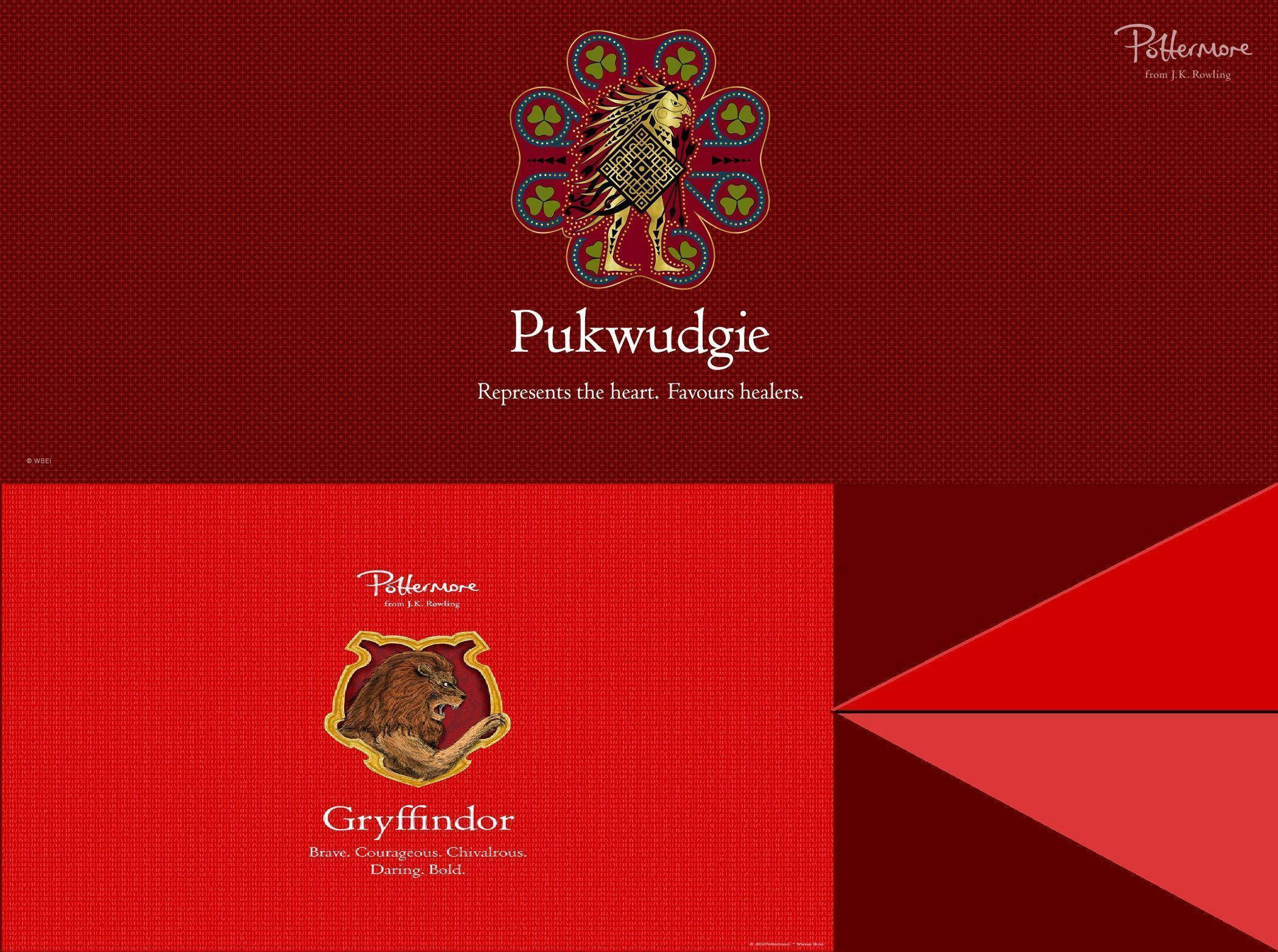 Pottermore 格蘭芬多與普克威吉學院 壁紙 — 豐富的紅色紋理壁紙展示了來自Pottermore的Pukwudgie和葛萊芬多學院徽章，搭配大膽的字體設計。