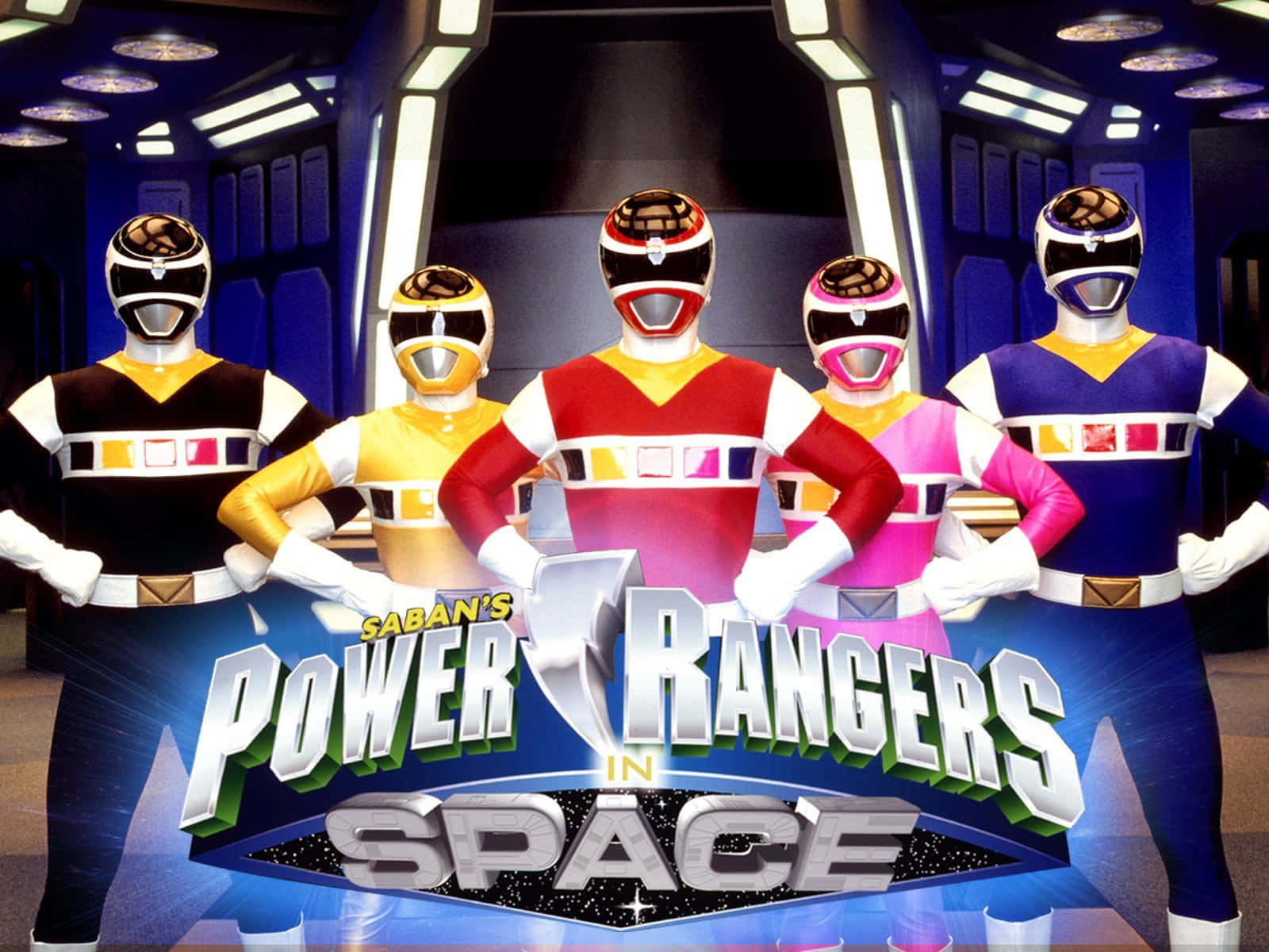 「Power Rangers聯手擊退外星邪惡勢力！」 壁紙 — 五個穿著色彩繽紛服裝的電力 Rangers 英雄式地站在一條有發光燈光的未來太空船走廊中。