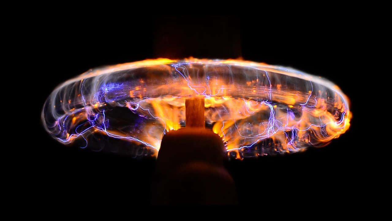 一個等離子球體，在黑色背景上發出藍色和橙色的電弧。