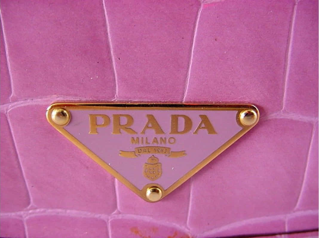 以Prada達成奢華與時尚的巔峰 壁紙 — 粉紅色鱷魚紋Prada手袋近距離特寫，帶有金色三角形標誌牌。
