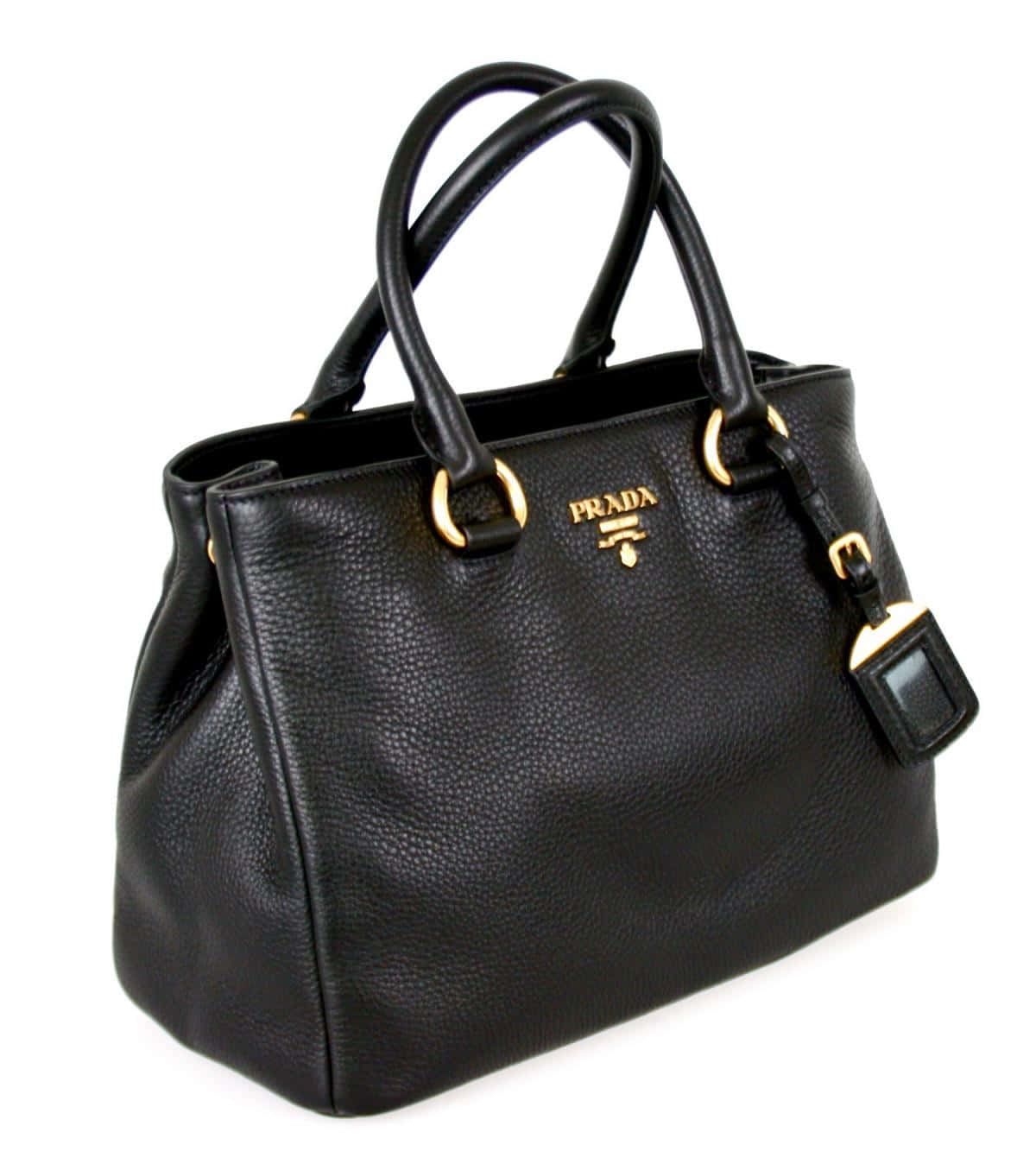 以 Prada 步入奢華 壁紙 — 一個時尚的黑色Prada手袋，配以金色金屬配件和紋理皮革，置於潔白背景前。