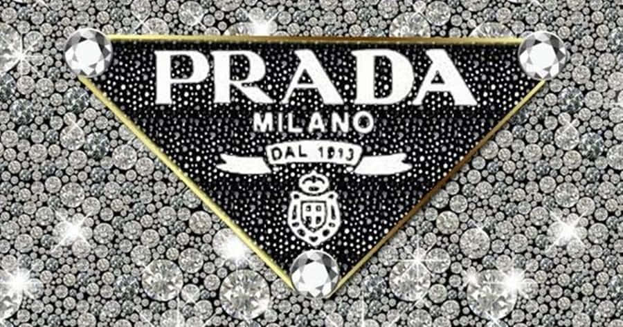 Prada奢華配件 壁紙 — Prada 標誌三角形飾以閃爍鑽石，置於閃亮銀色背景上。
