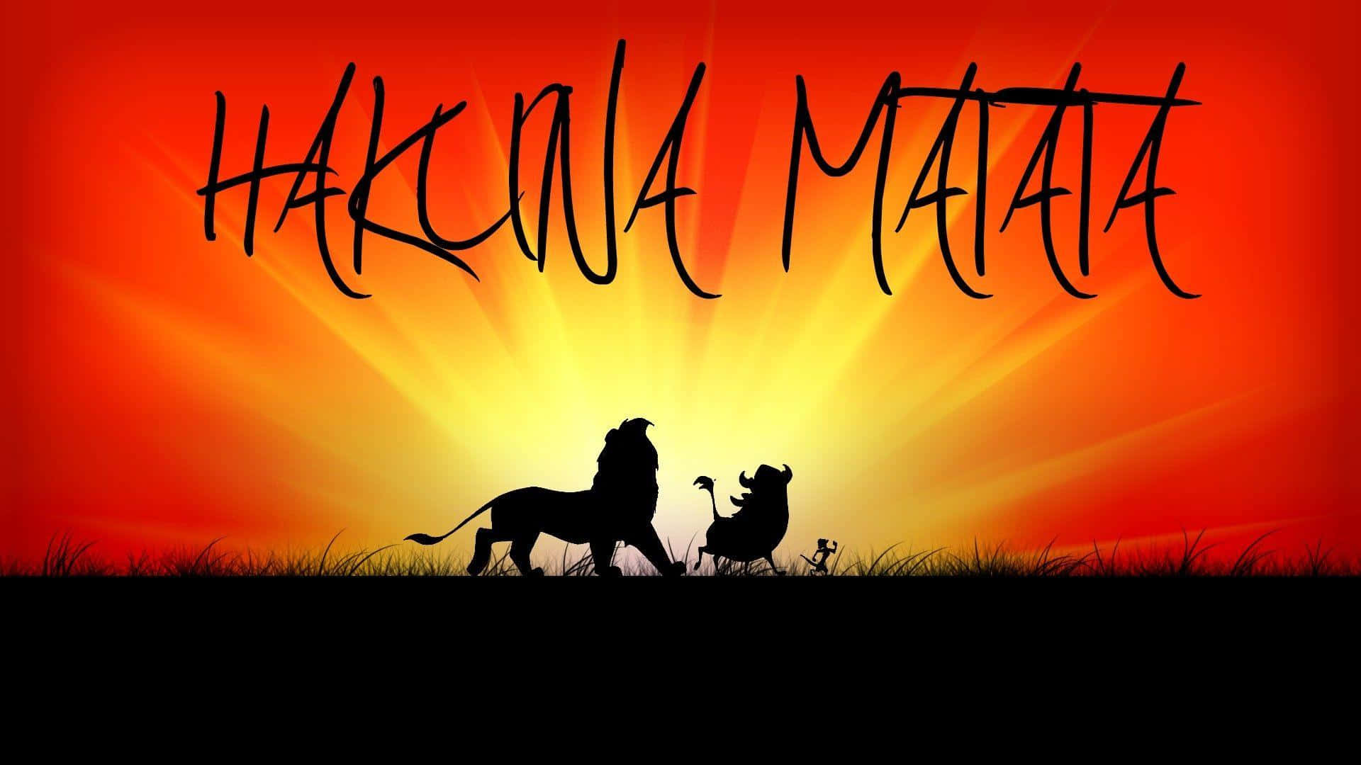 兩隻獅子和一隻狐獴在日落背景下形成的剪影，帶有「HAKUNA MATATA」文字。